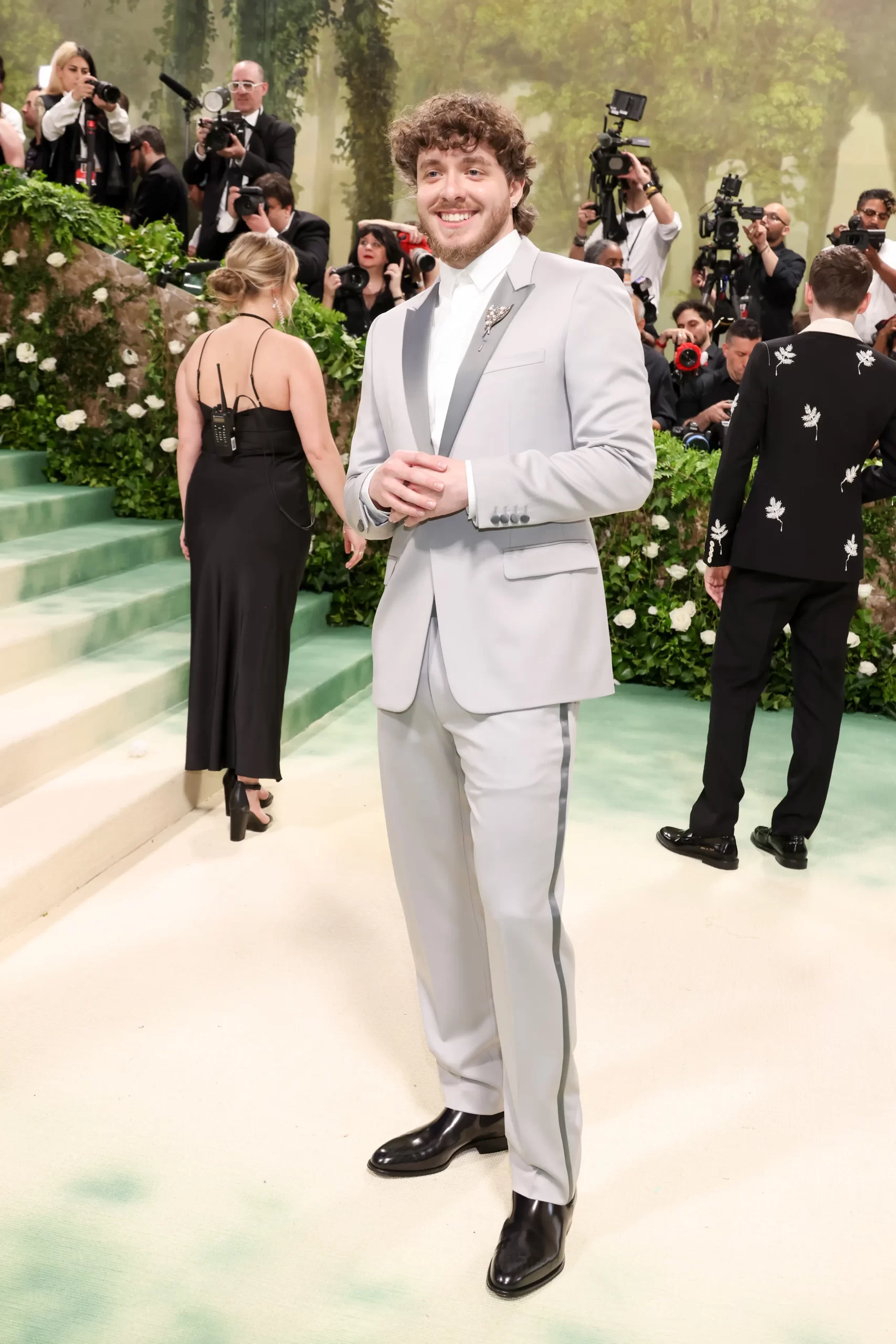 Jack Harlow in een lichtgrijs pak