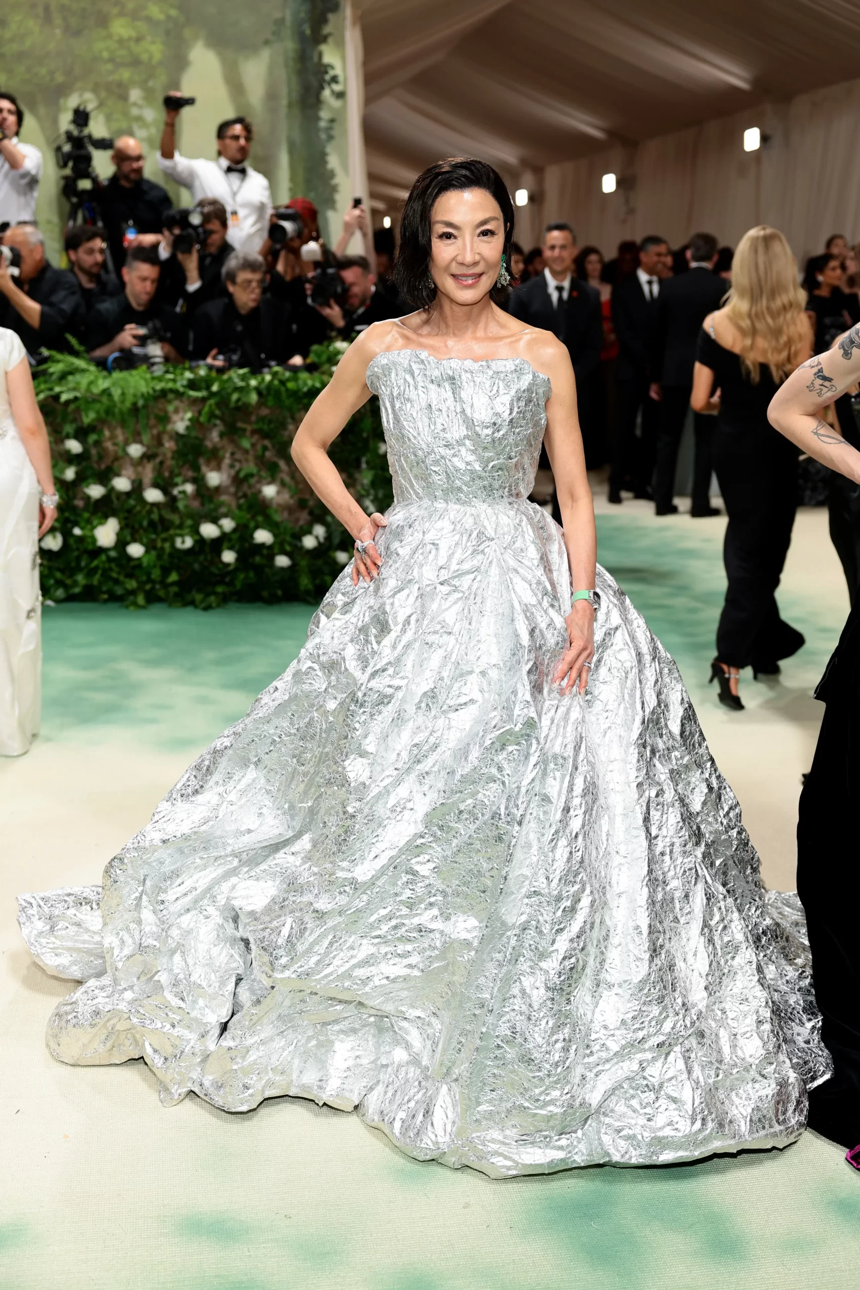 Michelle Yeoh in een metallic zilveren baljurk