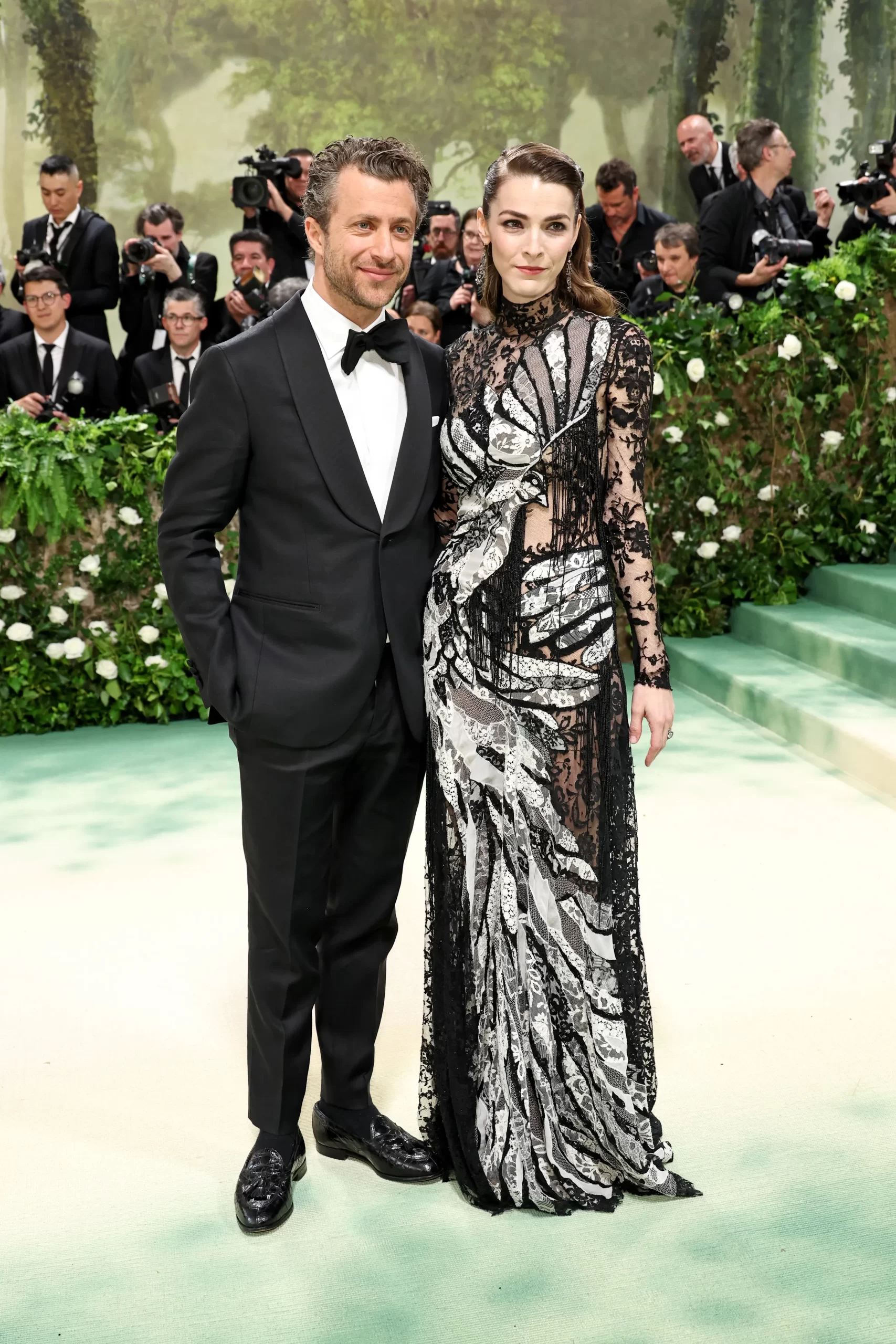 Francesco in een zwart pak en Bee Garrozzini in een wit met zwarte kanten jurk