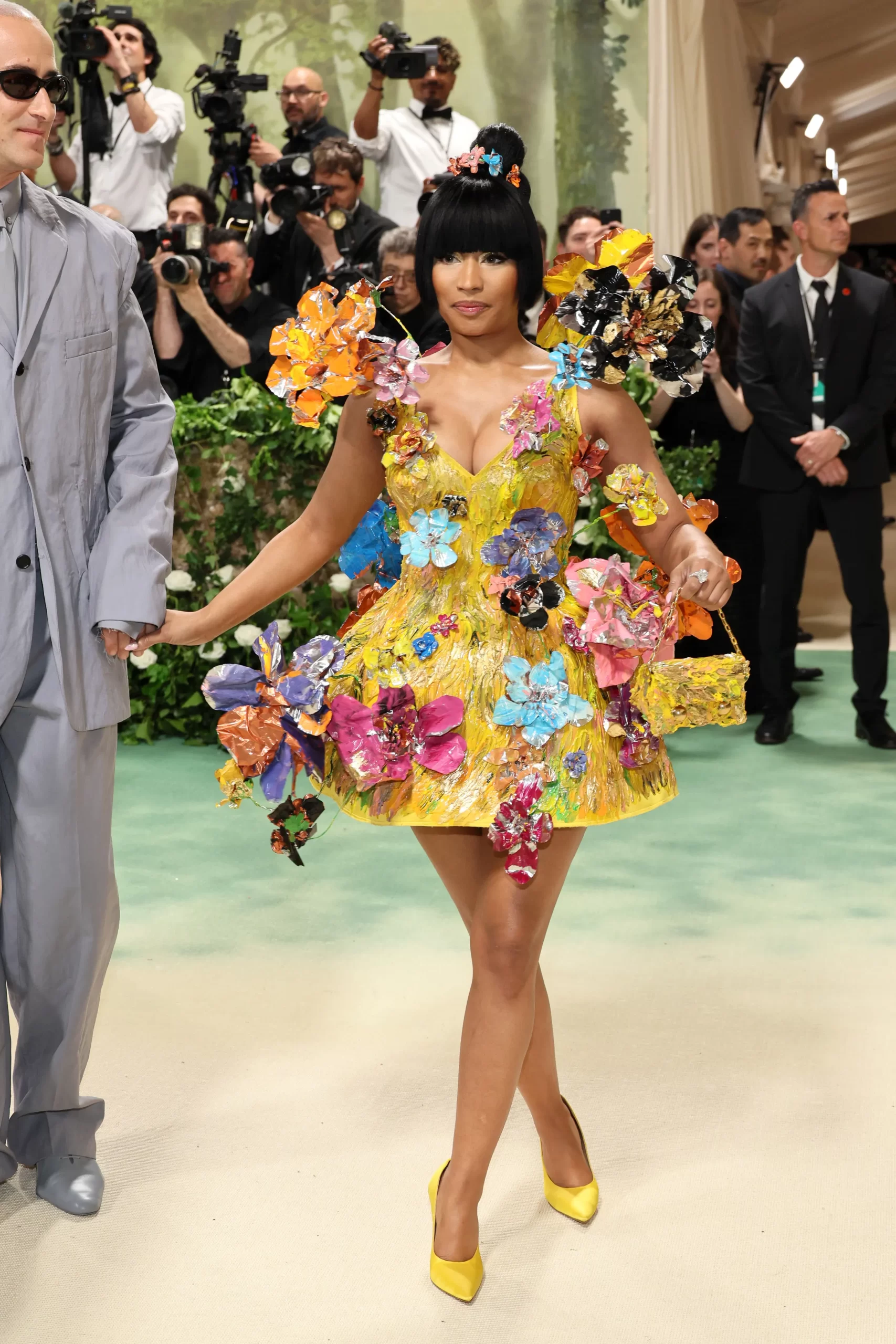 Nicki Minaj in een gele minijurk met gekleurde bloemen