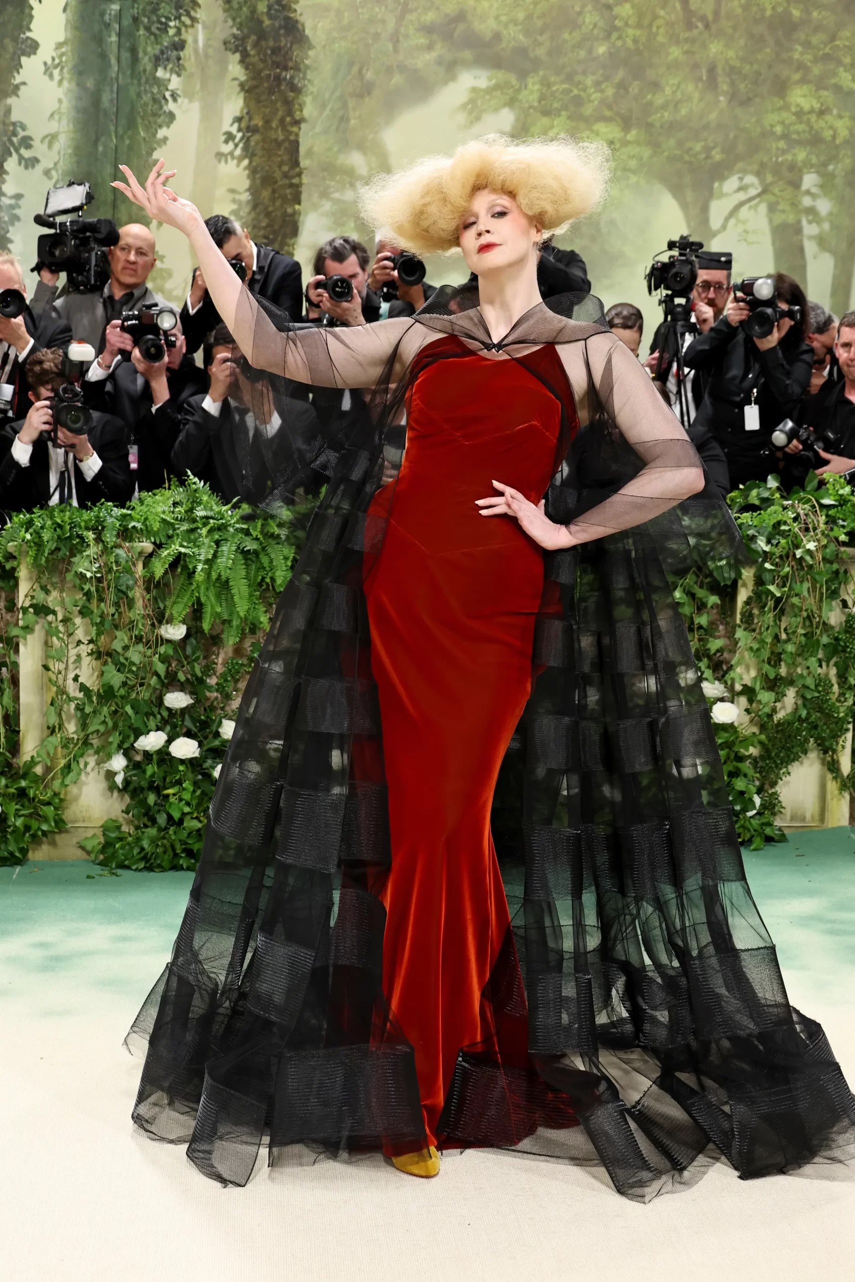Gwendoline Christie draagt een look van Maison Margiela op het Met Gala 2024