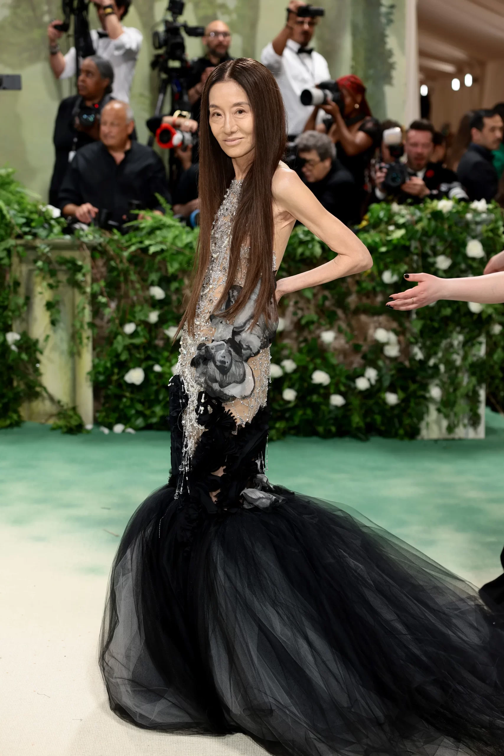 Vera Wang in een zwarte jurk met zilveren details