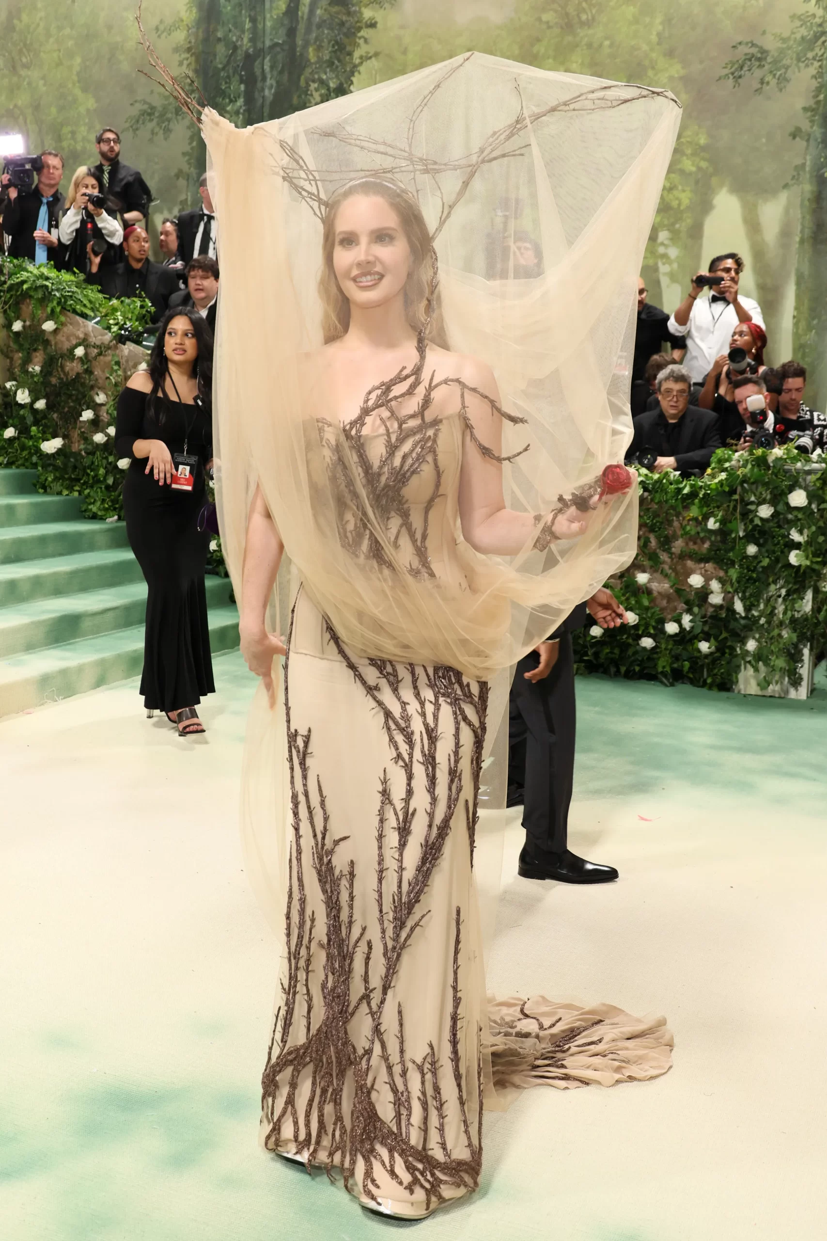Lana del Rey in Alexander McQueen op het Met Gala 2024