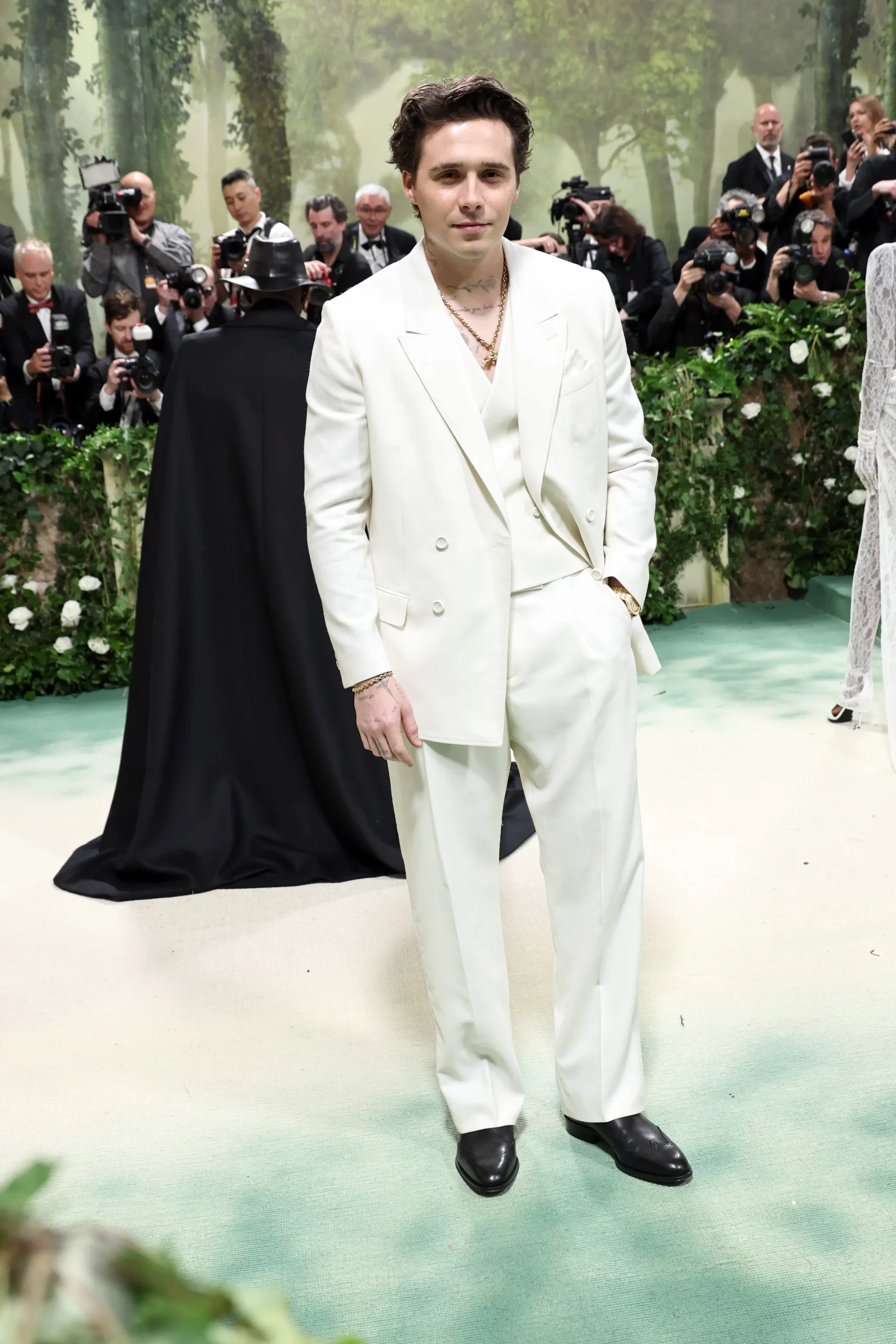 Brooklyn Peltz Beckham in een wit pak.