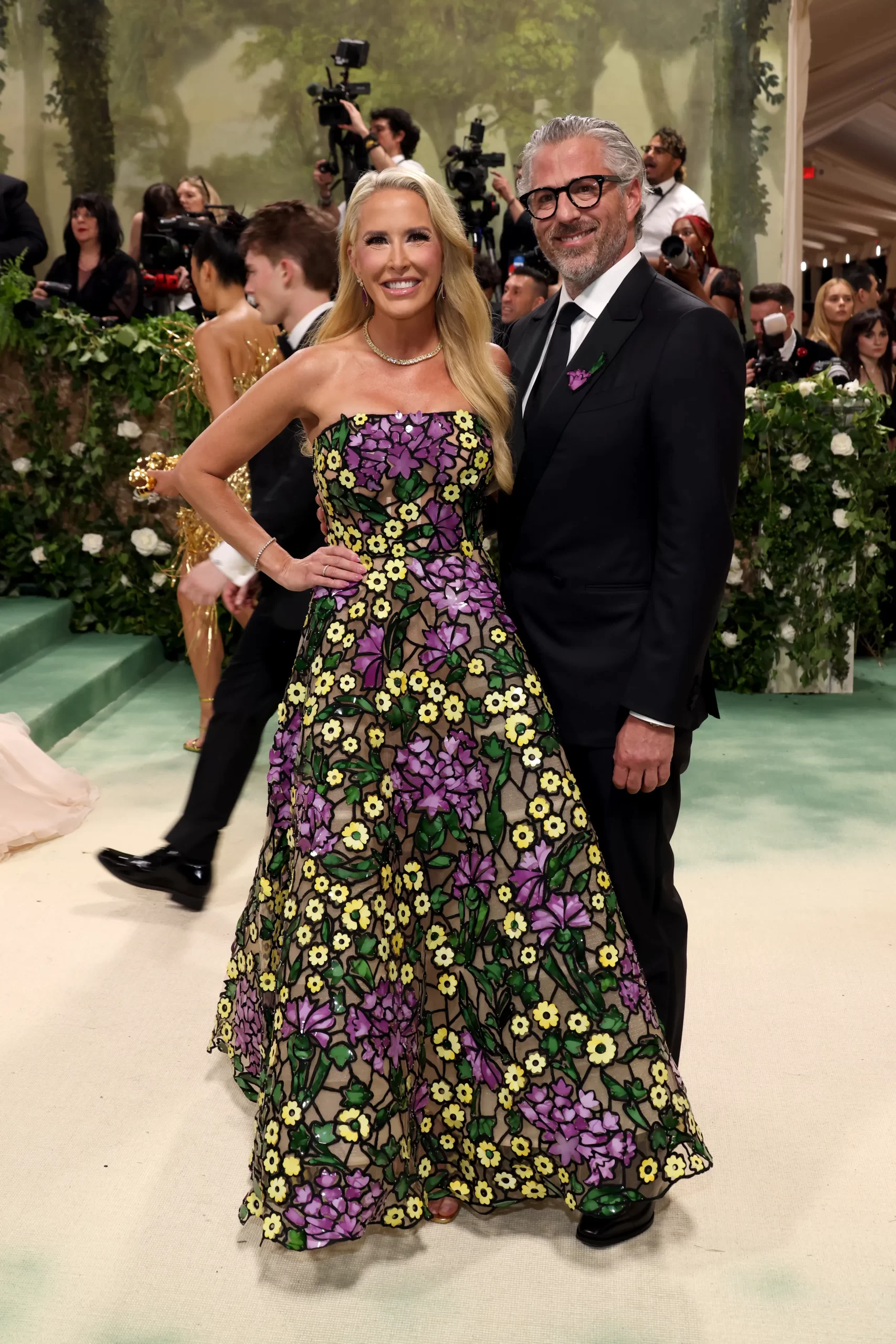 Jenny Chandler in een bloemenjurk en Casey Wasserman in een zwarte smoking