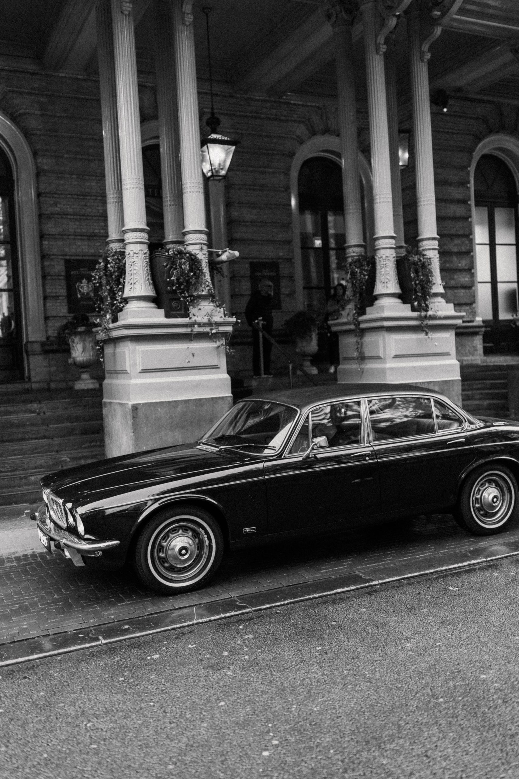 De bruidsauto voor het Amstel Hotel