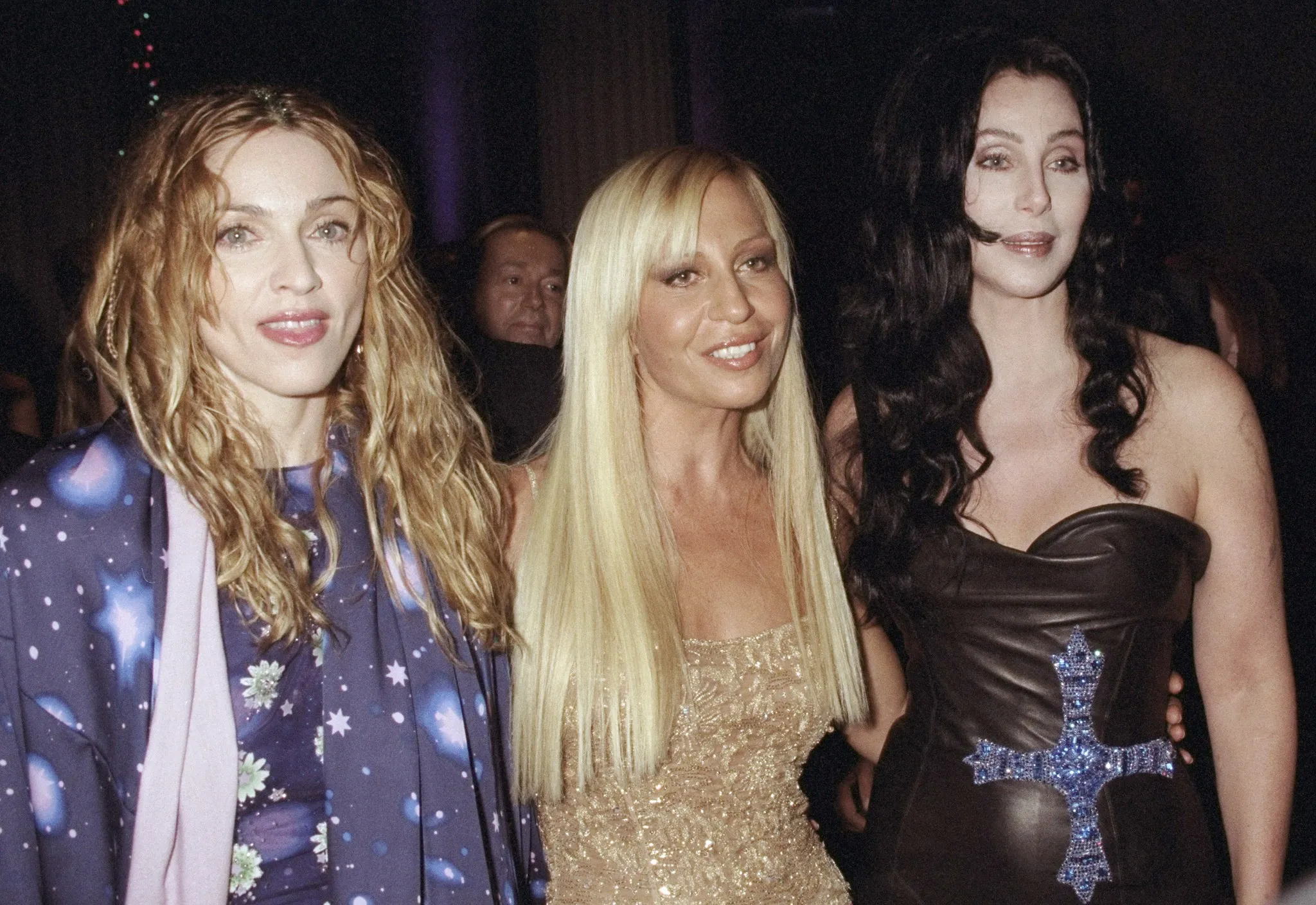 Donatella Versace met Madonna en Cher op het Met Gala in 1997.