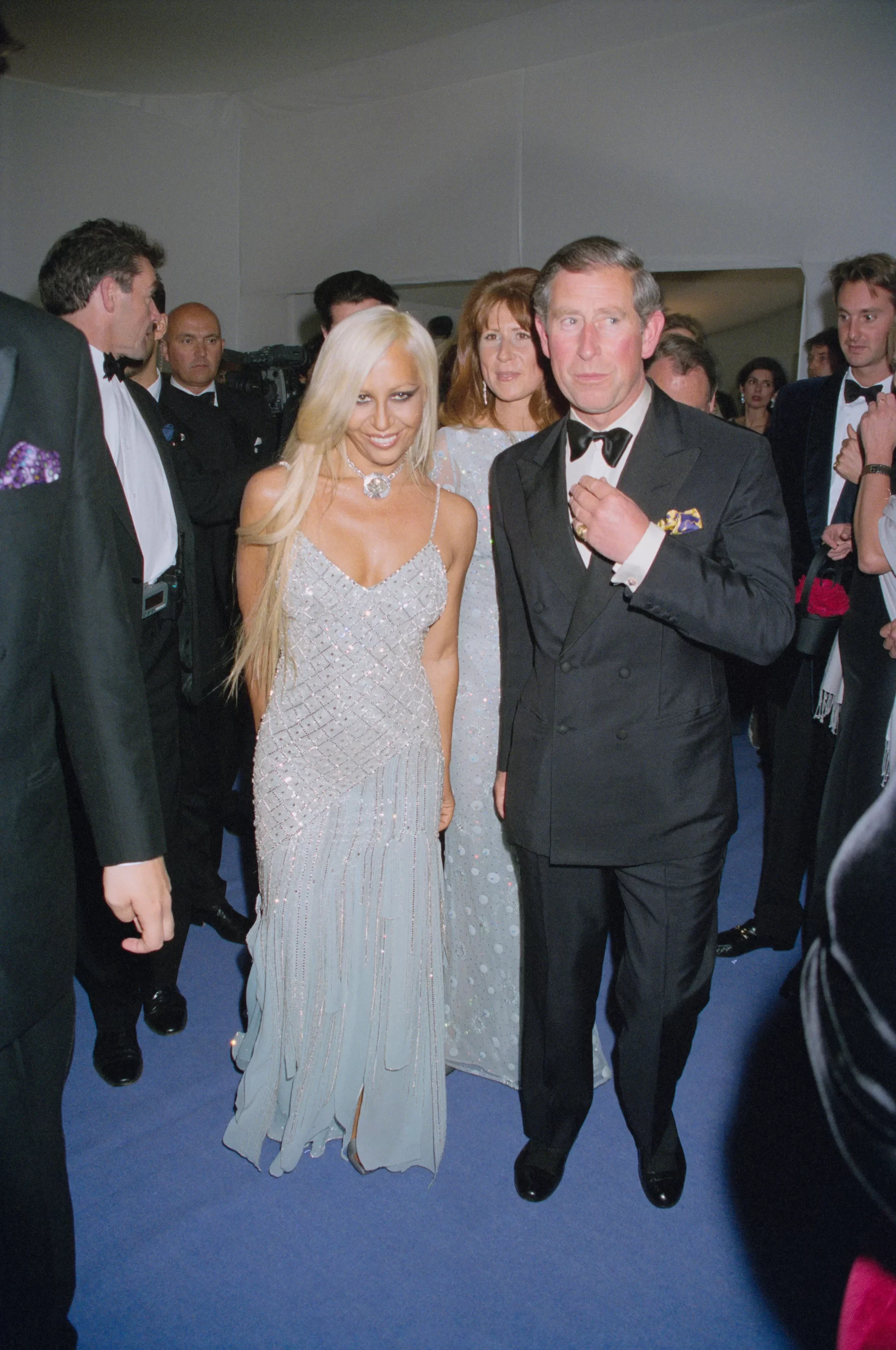 Donatella Versace met prins Charles bij het Diamonds are Forever fashion show.