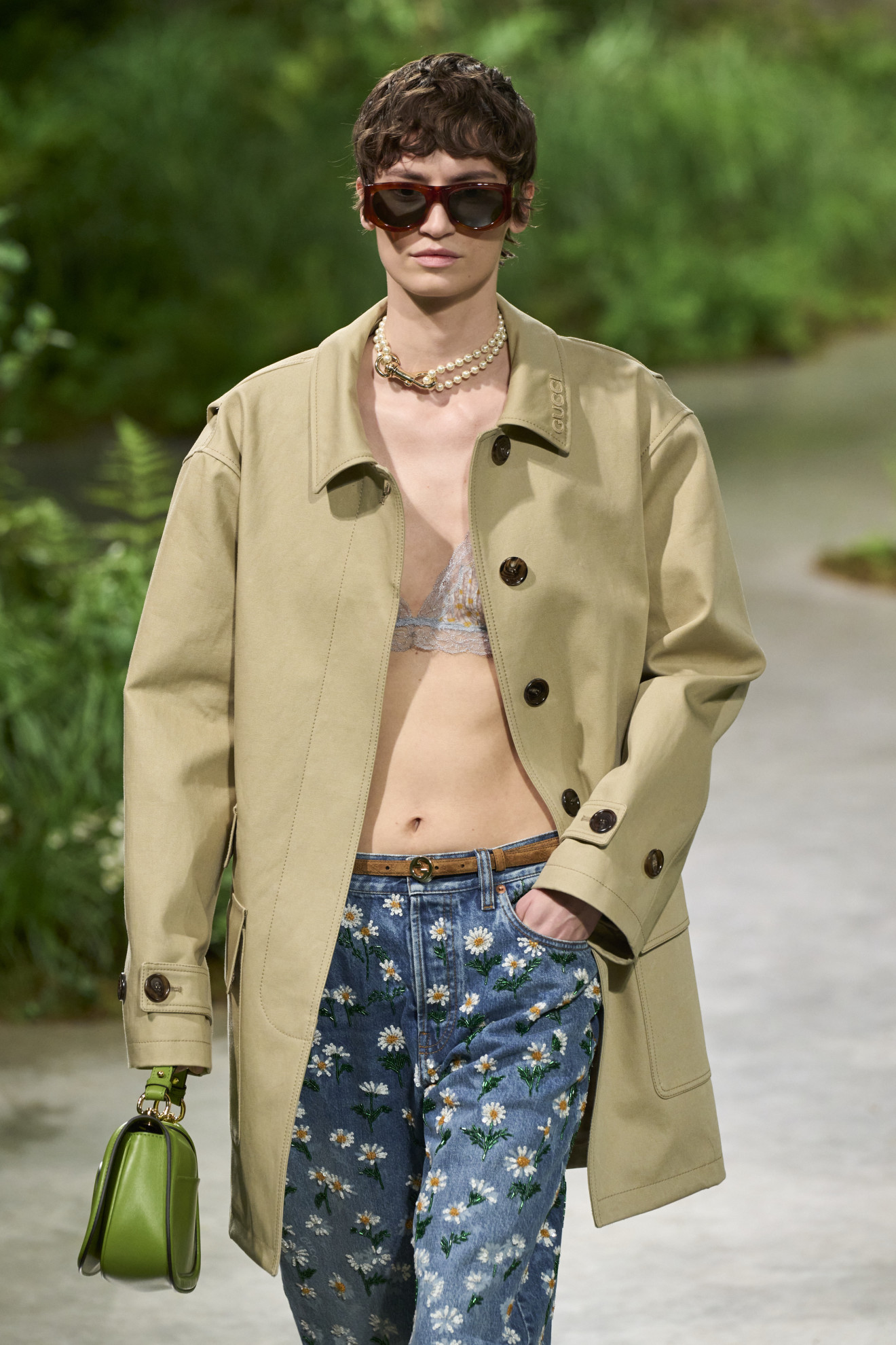 Een model op de catwalk bij de Gucci-show in Londen