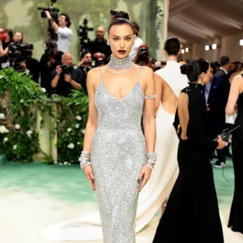 irina-shayk-schittert-op-het-met-gala-in-een-creatie-met-84-000-swarovski-kristallen-296703