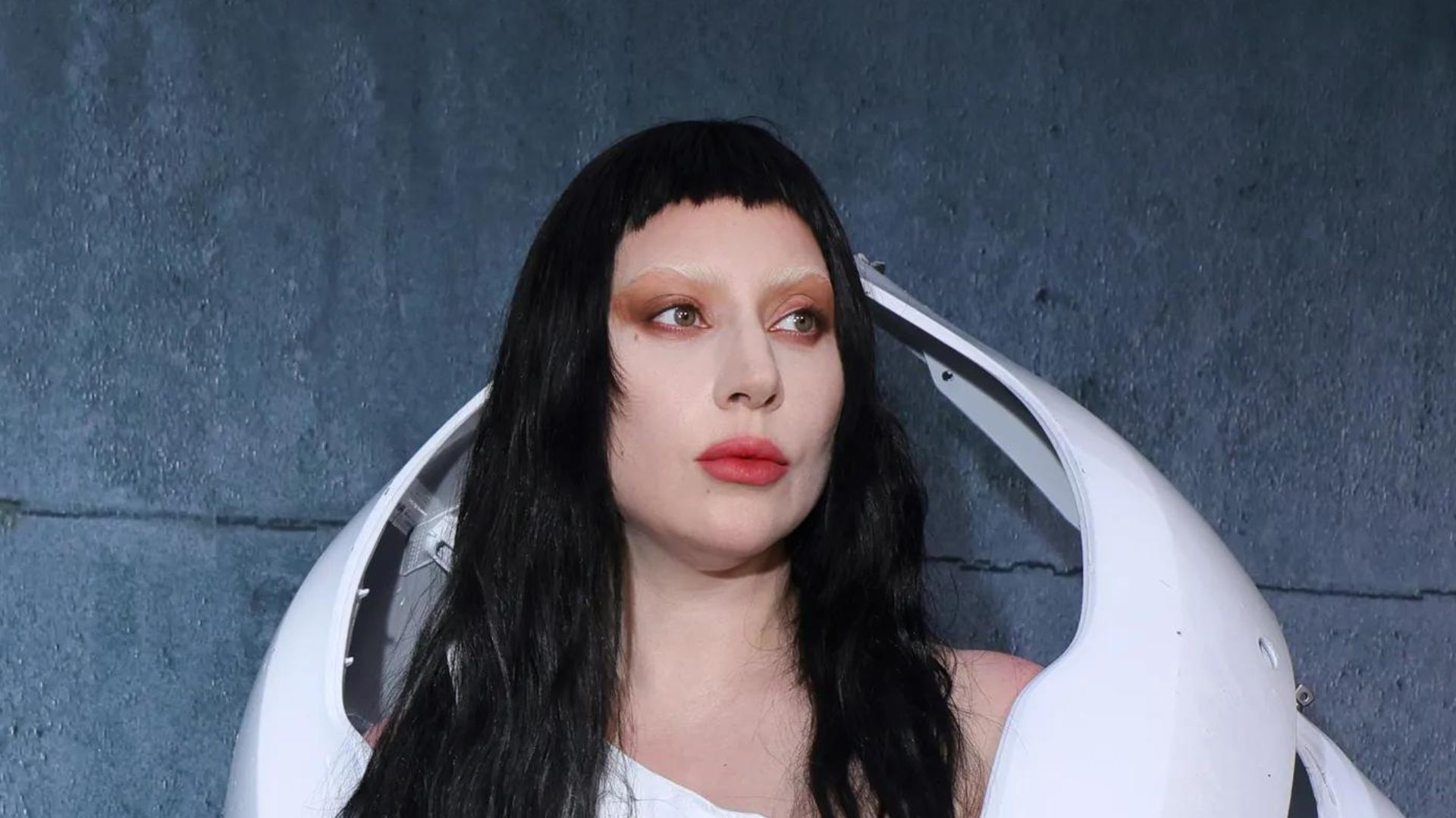 Lady Gaga's bijzondere jurk is gemaakt van auto-onderdelen