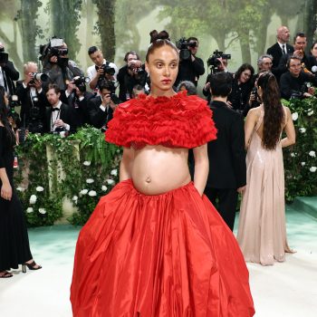 adwoa-aboah-onthult-haar-zwangerschap-tijdens-het-met-gala-2024-296541