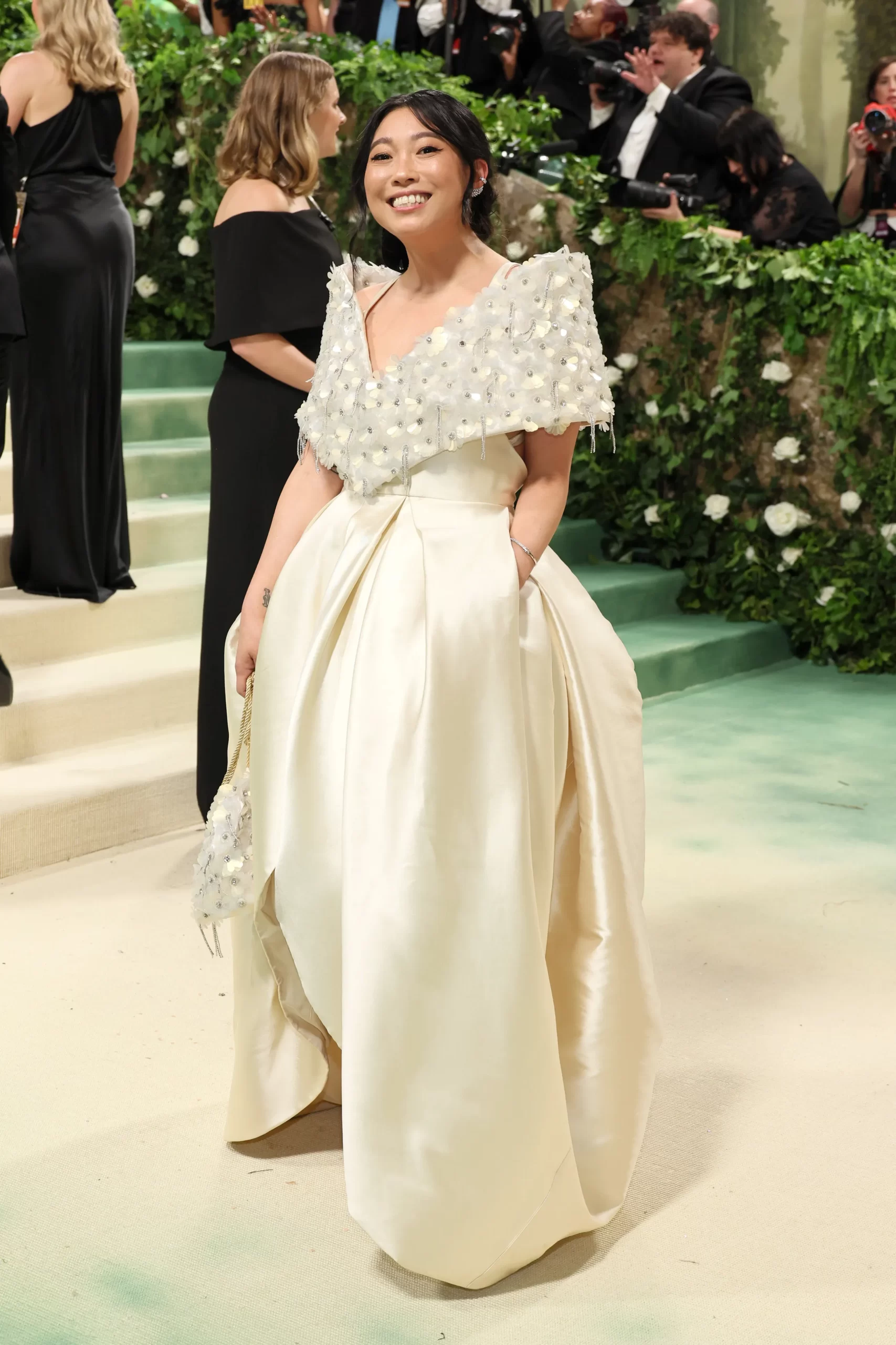 Awkwafina in een witte jurk van H&M bij het Met Gala 2024