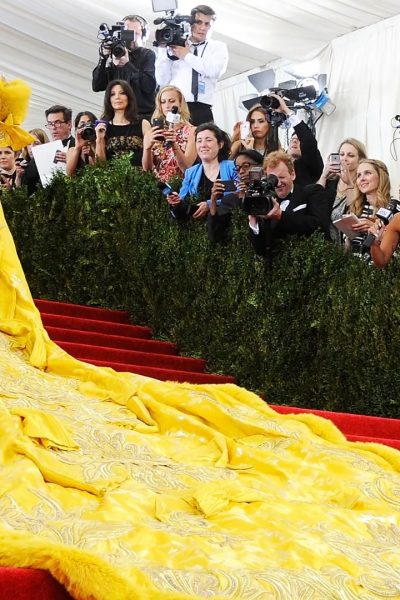 de-meest-legendarische-met-gala-looks-ooit-van-cher-tot-zendaya-343489