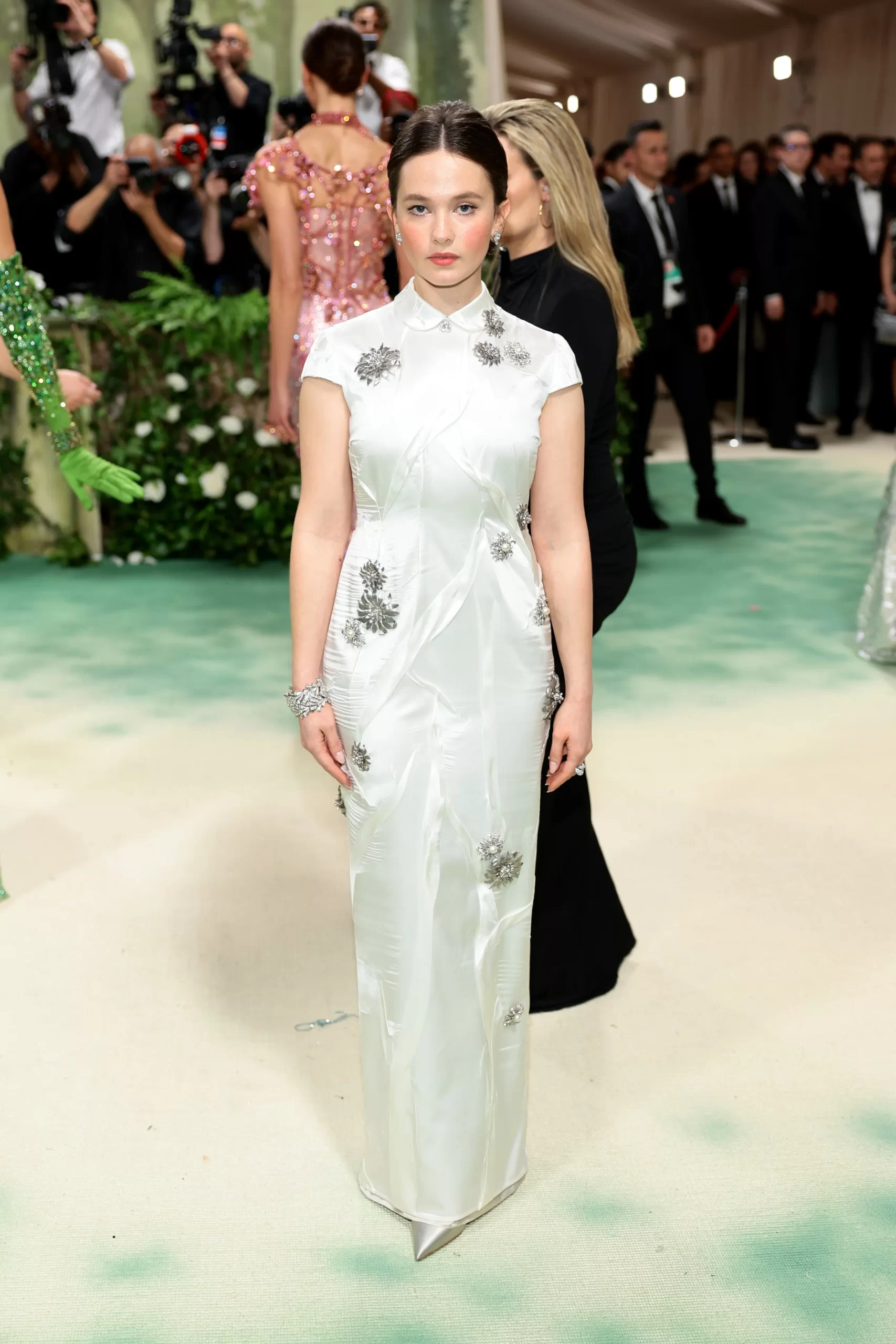 Cailee Spaeny in een witte jurk van Miu Miu op het Met Gala 2024