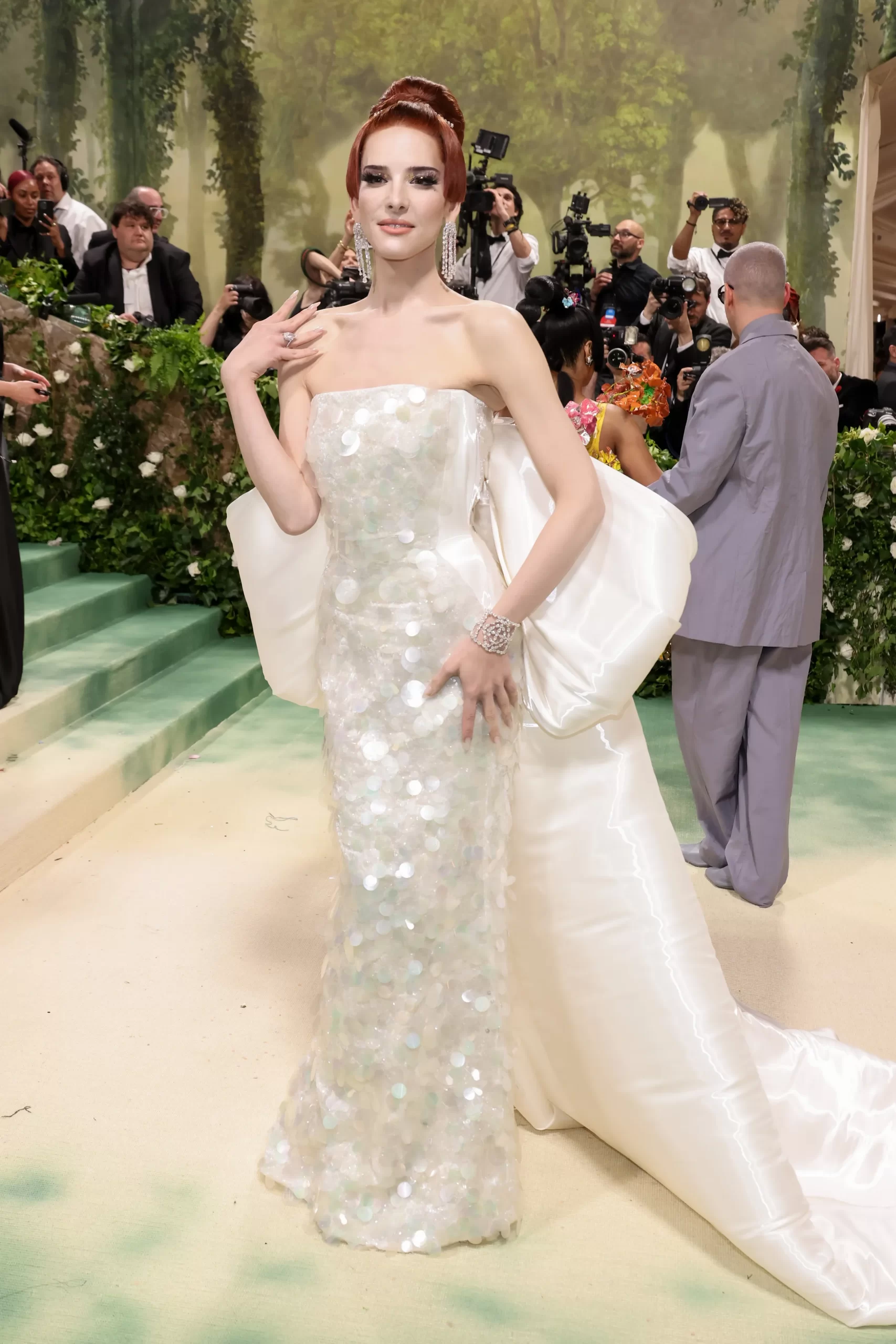 Hari Nef in een witte jurk van H&M bij het Met Gala 2024