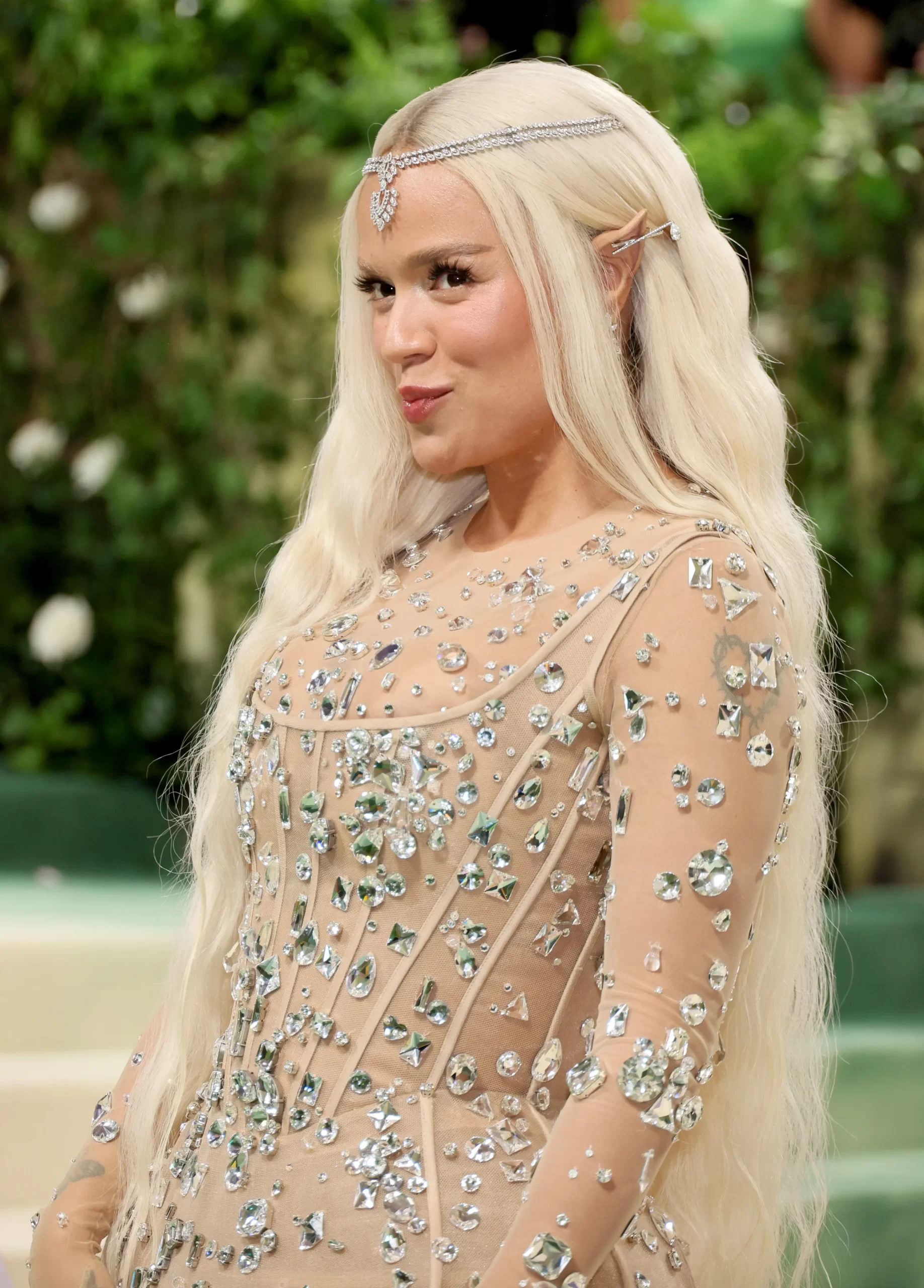 Karol G met een van de opvallendste hoofddeksels van het Met Gala 2024