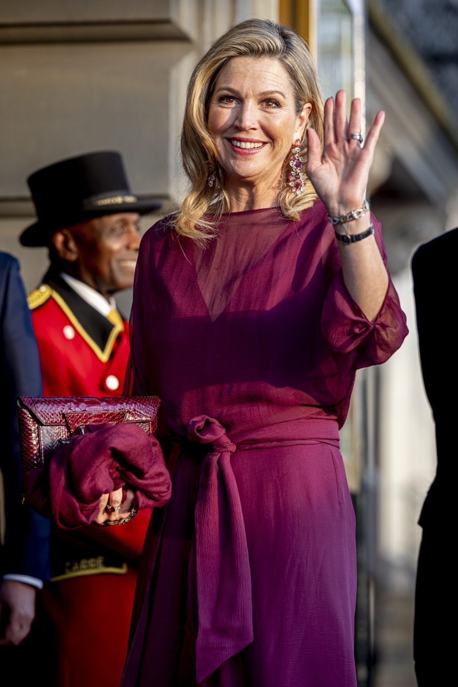 koningin-maxima-geeft-een-koninklijke-draai-aan-de-doorschijnende-look-op-bevrijdingsdag-296421