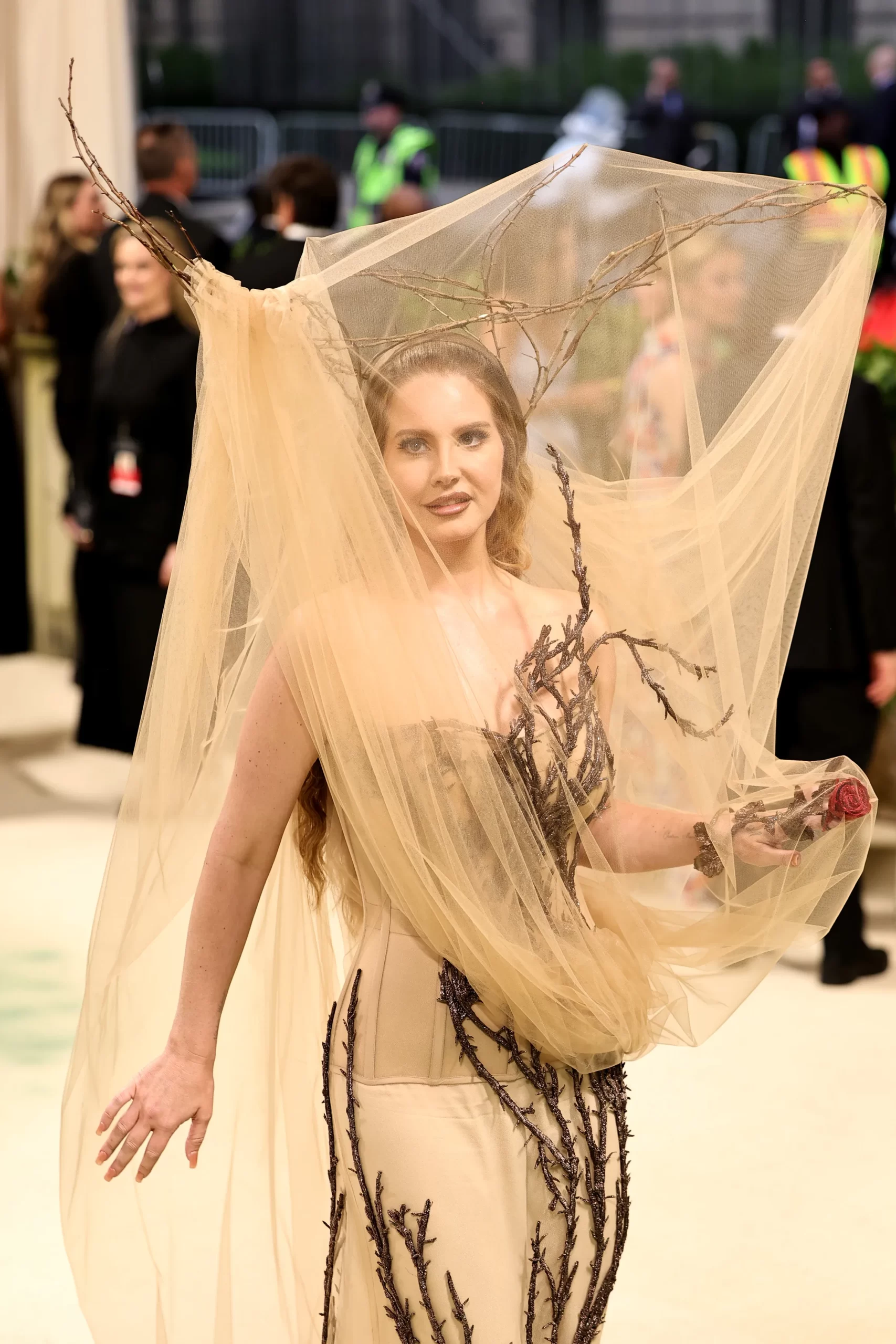 Lana del Rey met een van de opvallendste hoofddeksels van het Met Gala 2024