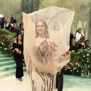 lana-del-reys-met-gala-2024-look-verwijst-naar-een-iconische-alexander-mcqueen-collectie-296530