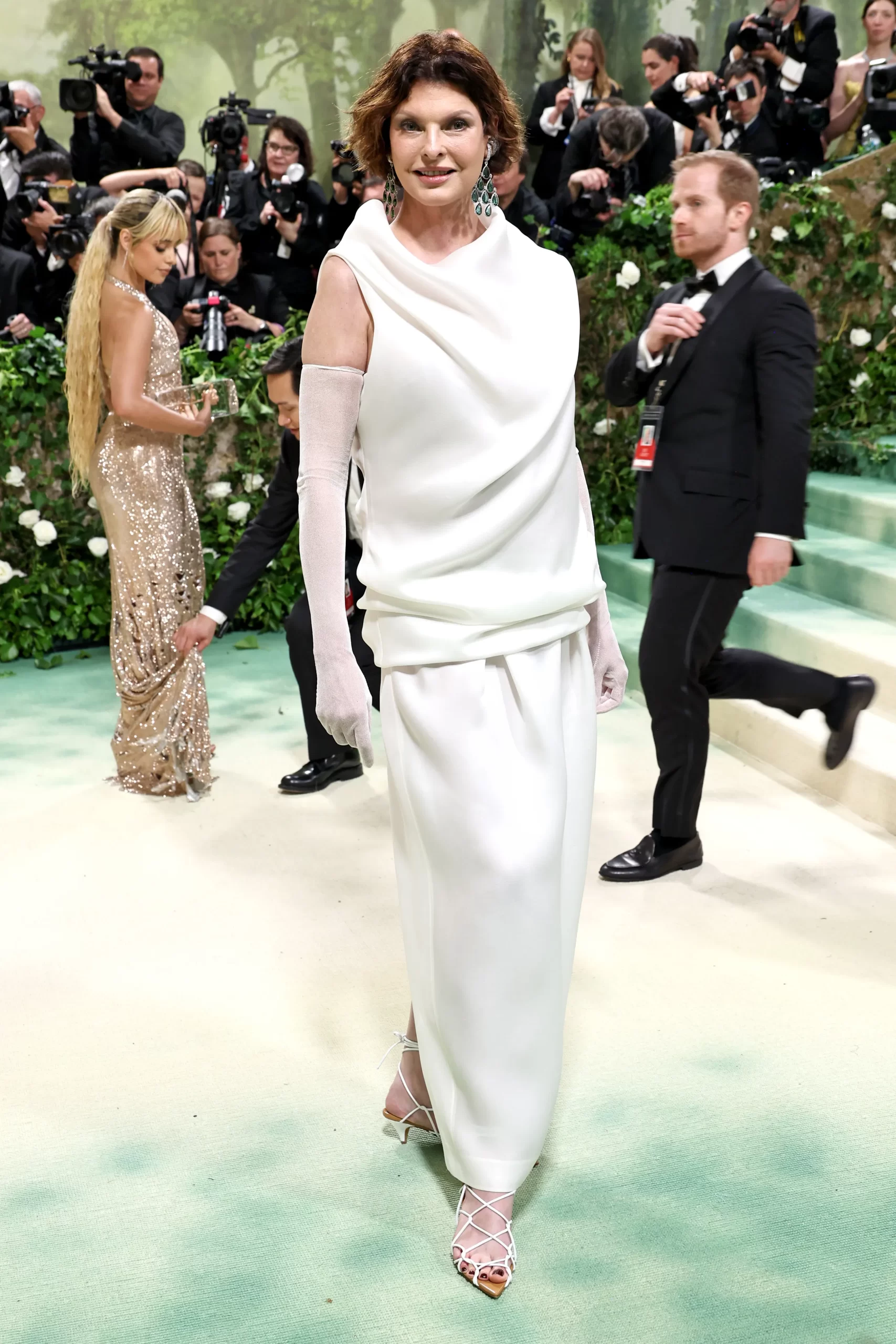 Linda Evangelista in een witte jurk van Khaite op het Met Gala 2024