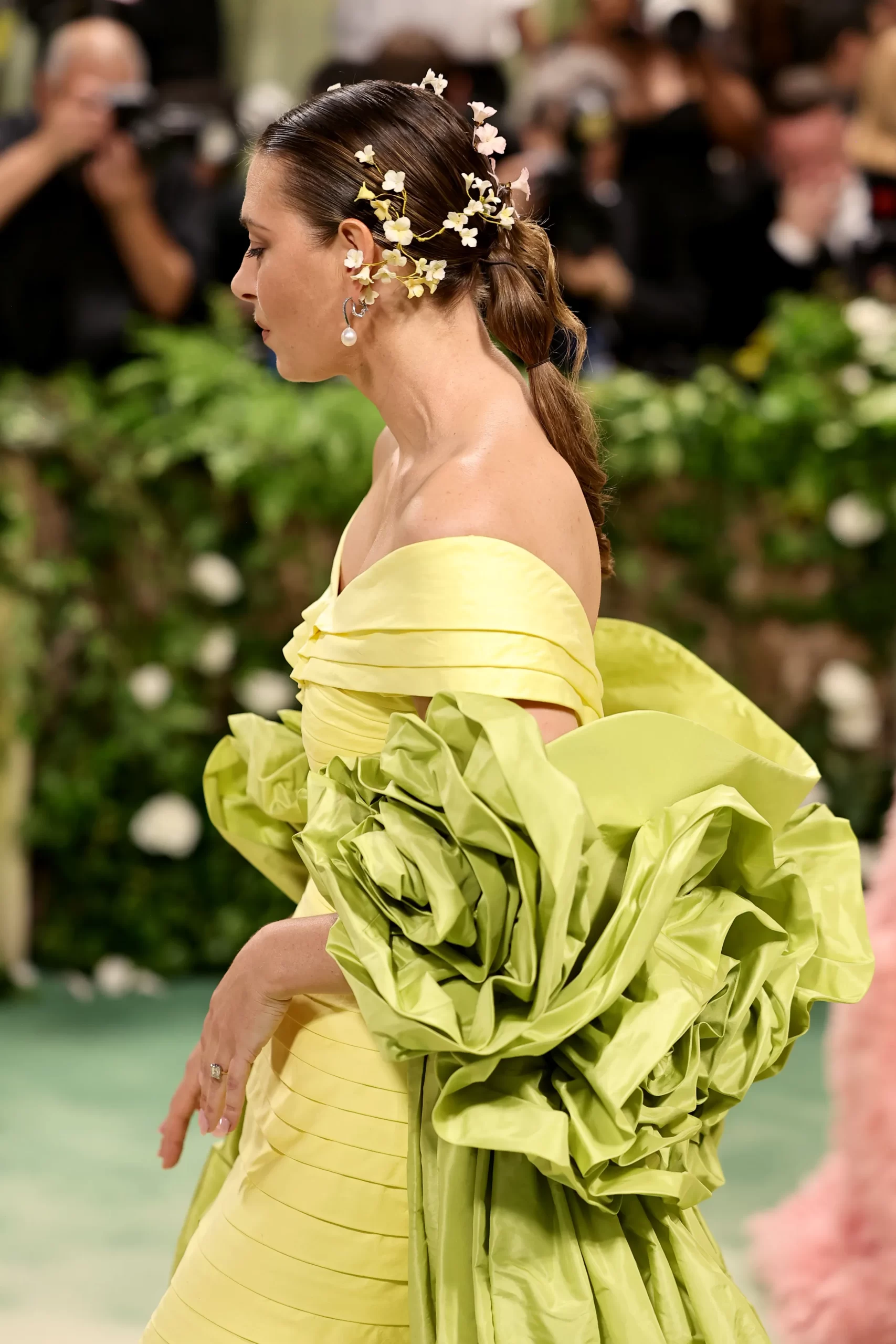 Maria Sharapova met een van de opvallendste hoofddeksels van het Met Gala 2024