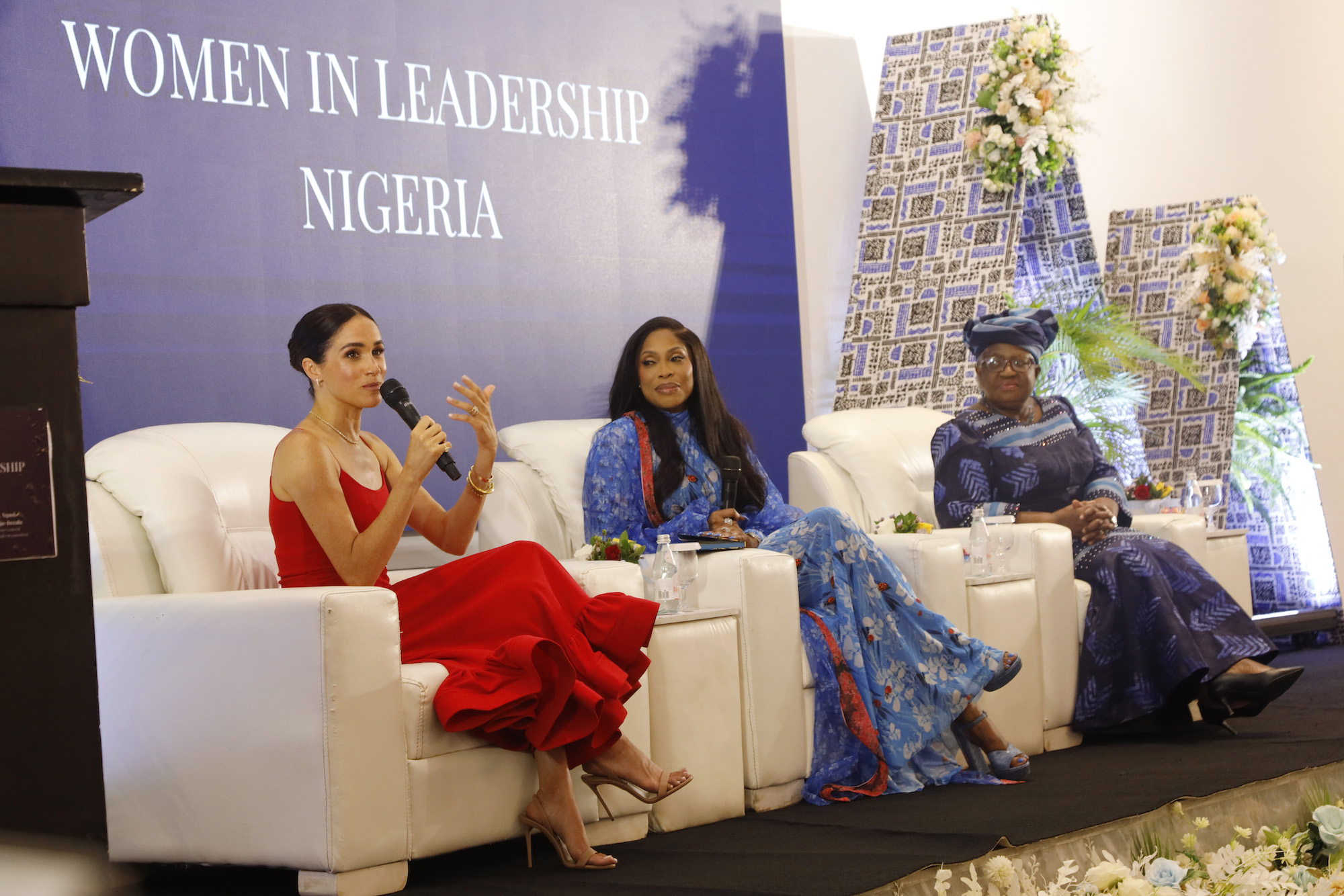Meghan in een rode jurk van een Nigeriaanse ontwerper