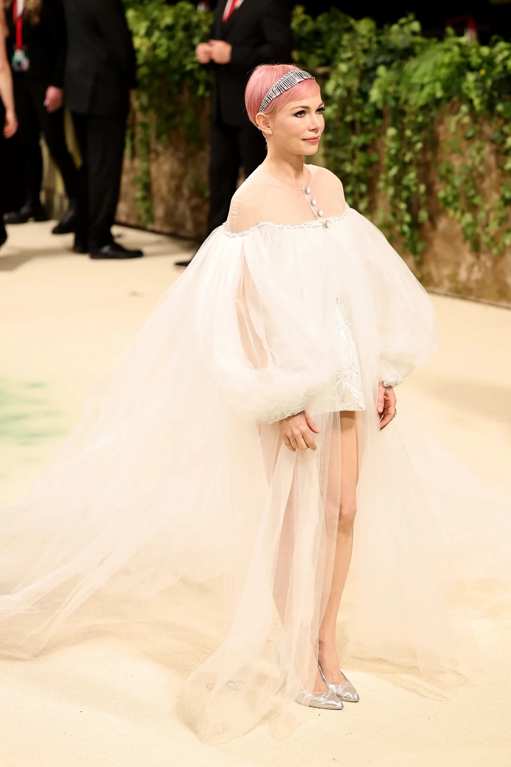 Michelle Williams met een van de opvallendste hoofddeksels van het Met Gala 2024