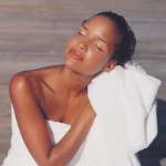 Model droogt haar natte haar met een handdoek