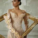 Mona Patel draagt een custom Iris van Herpen jurk