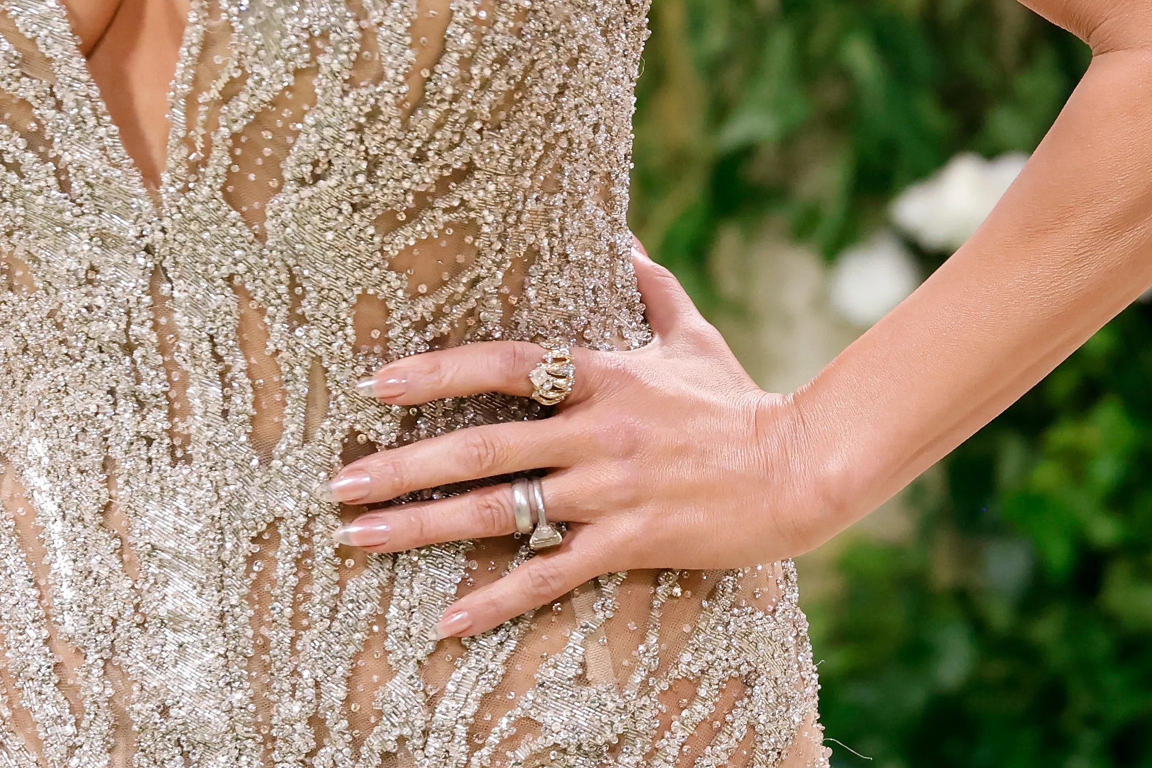 De doorschijnende manicure van Jennifer Lopez op de rode loper van het Met Gala