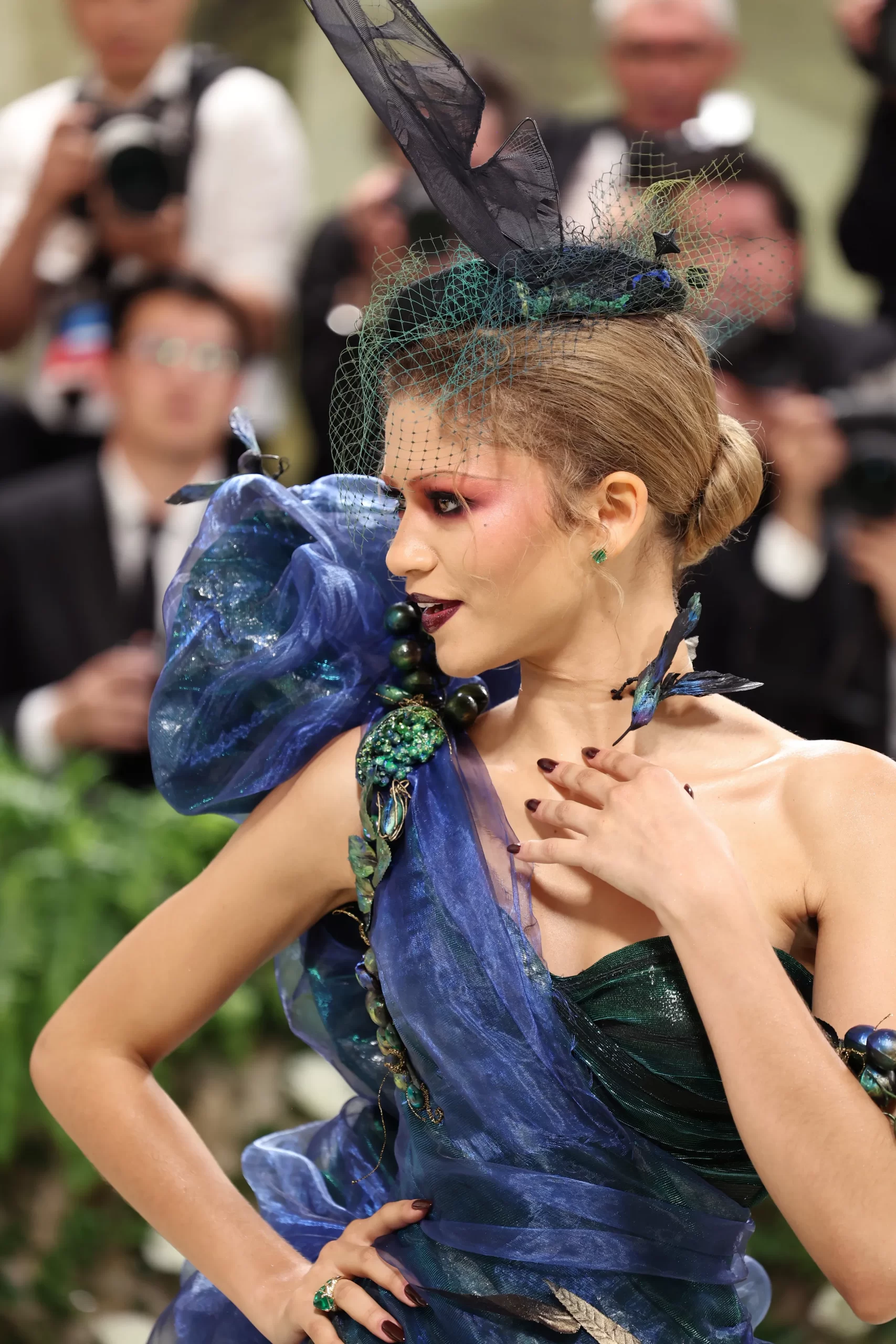 Zendaya draagt een donkerpaarse manicure