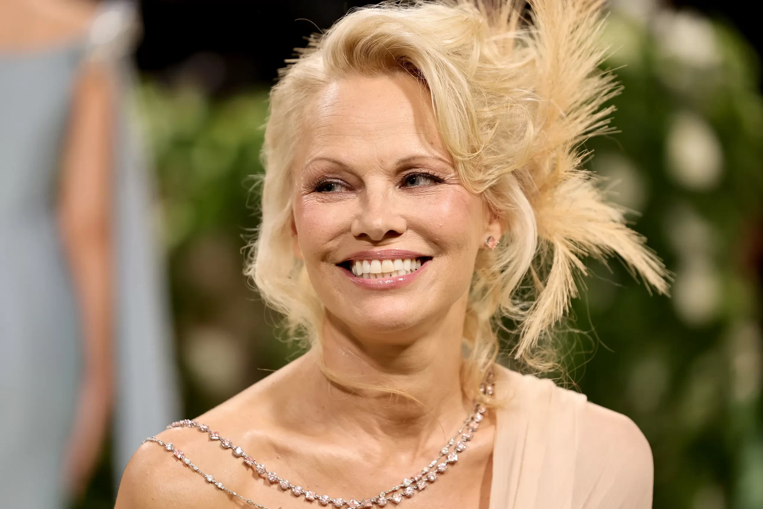 Pamela Anderson met een van de opvallendste hoofddeksels van het Met Gala 2024