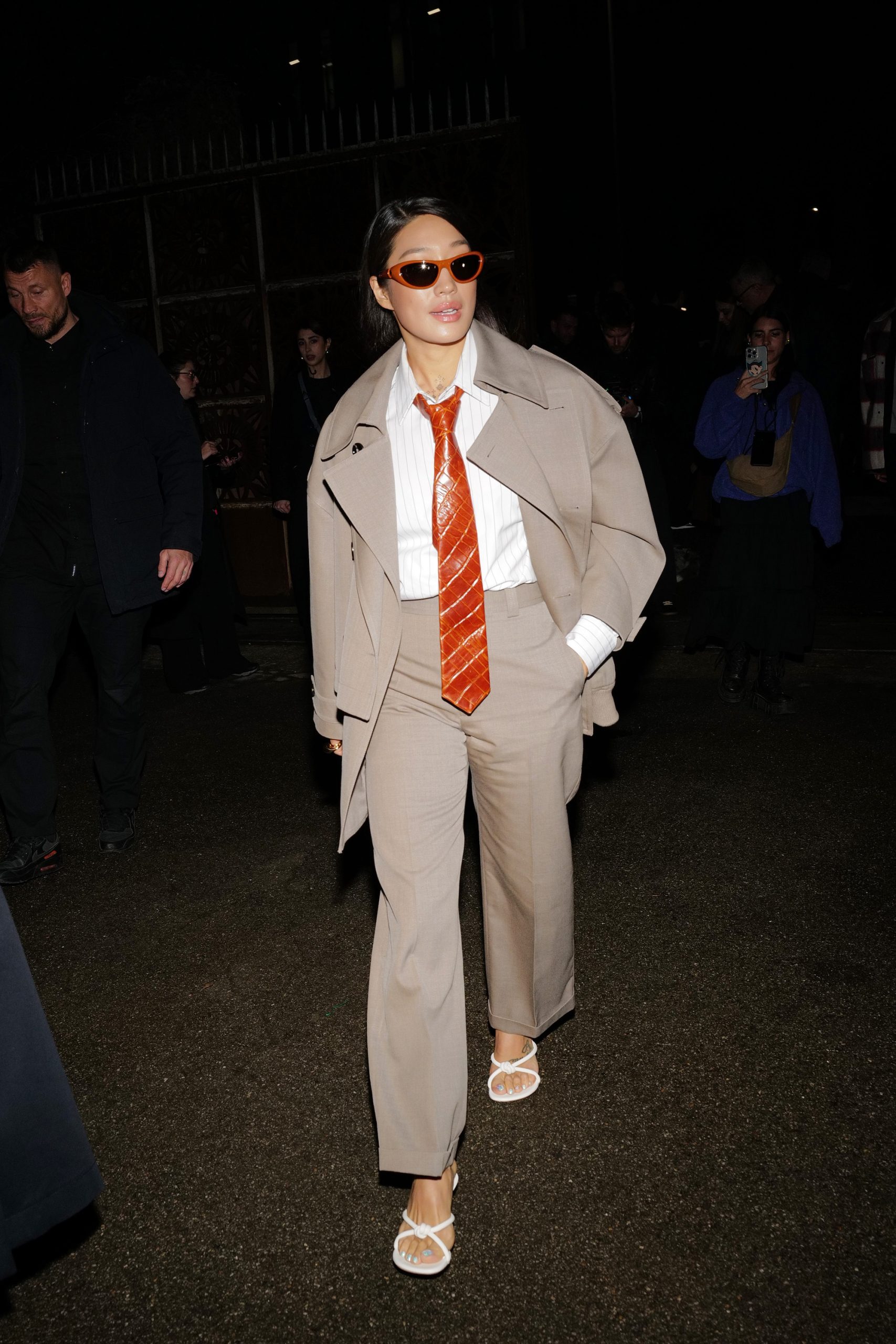 Peggy Gou in een pak van Bottega Veneta is een van haar beste streetstylelooks