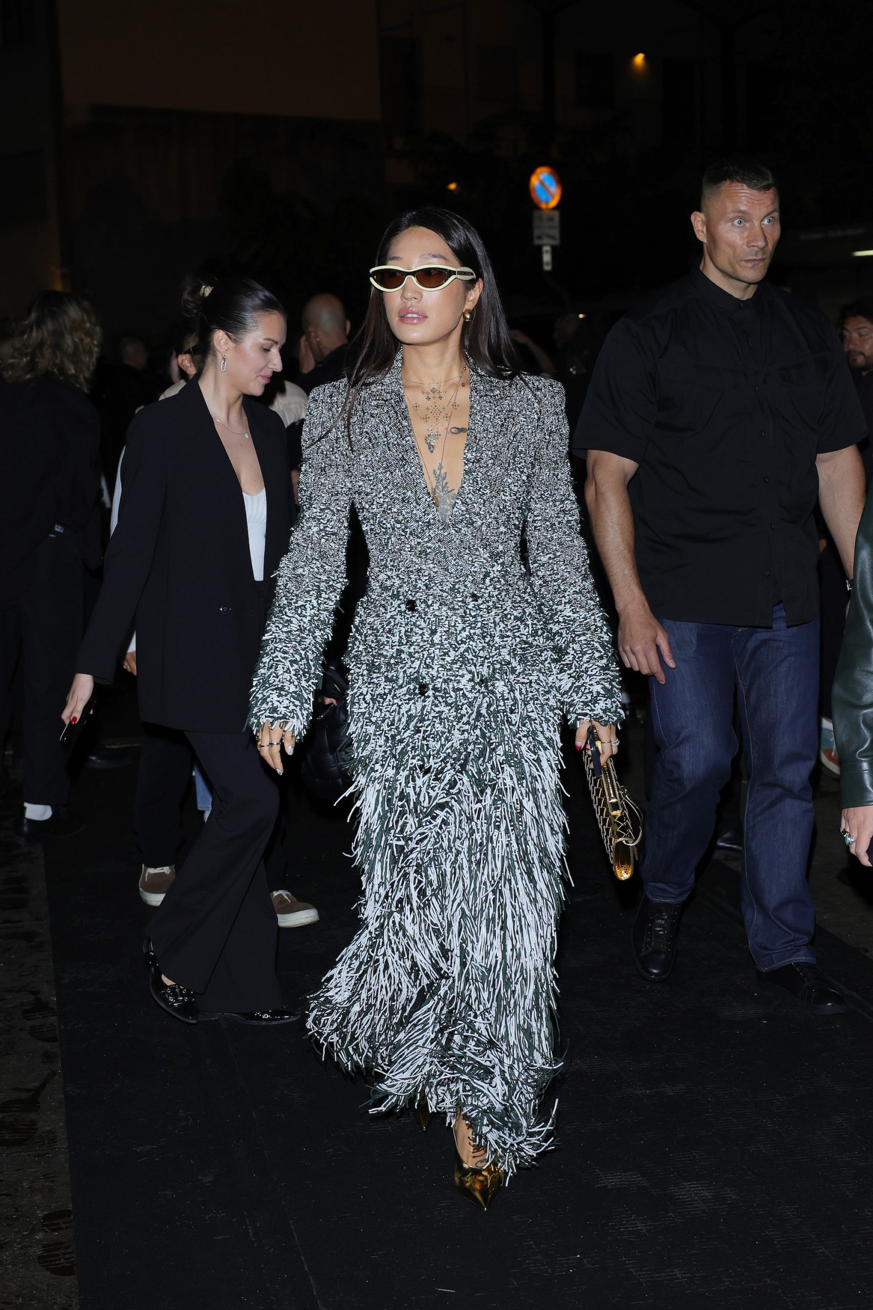 Peggy Gou in een jas van Bottega Veneta is een van haar beste streetstylelooks