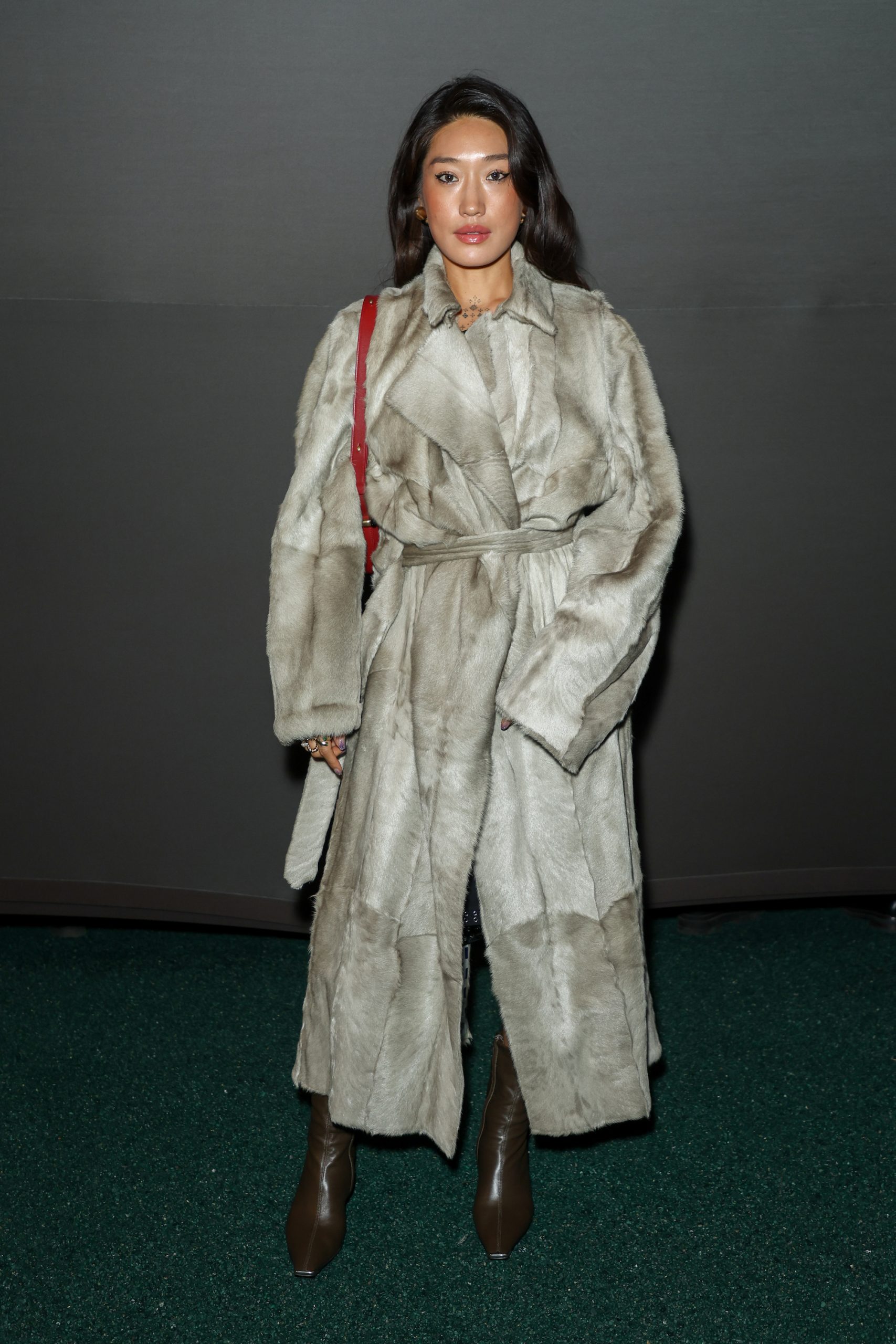 Peggy Gou in een look van Burberry is een van haar beste streetstylelooks
