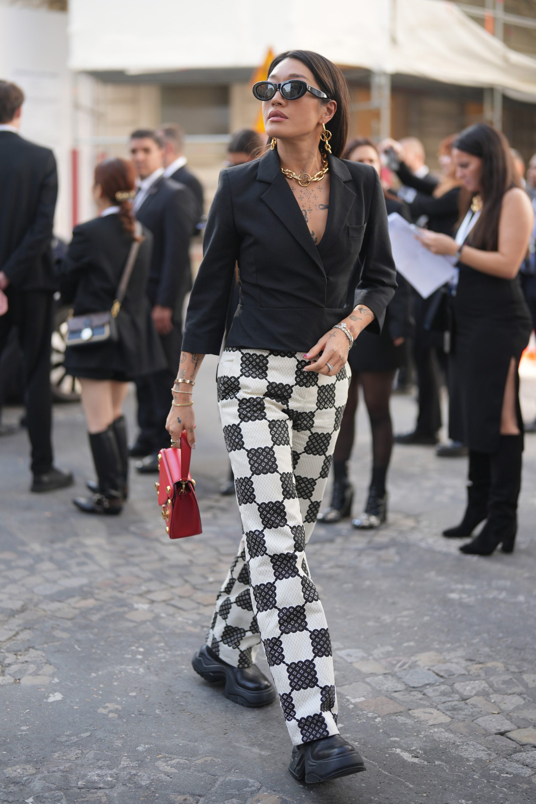 Peggy Gou in een look van Louis Vuitton is een van haar beste streetstylelooks