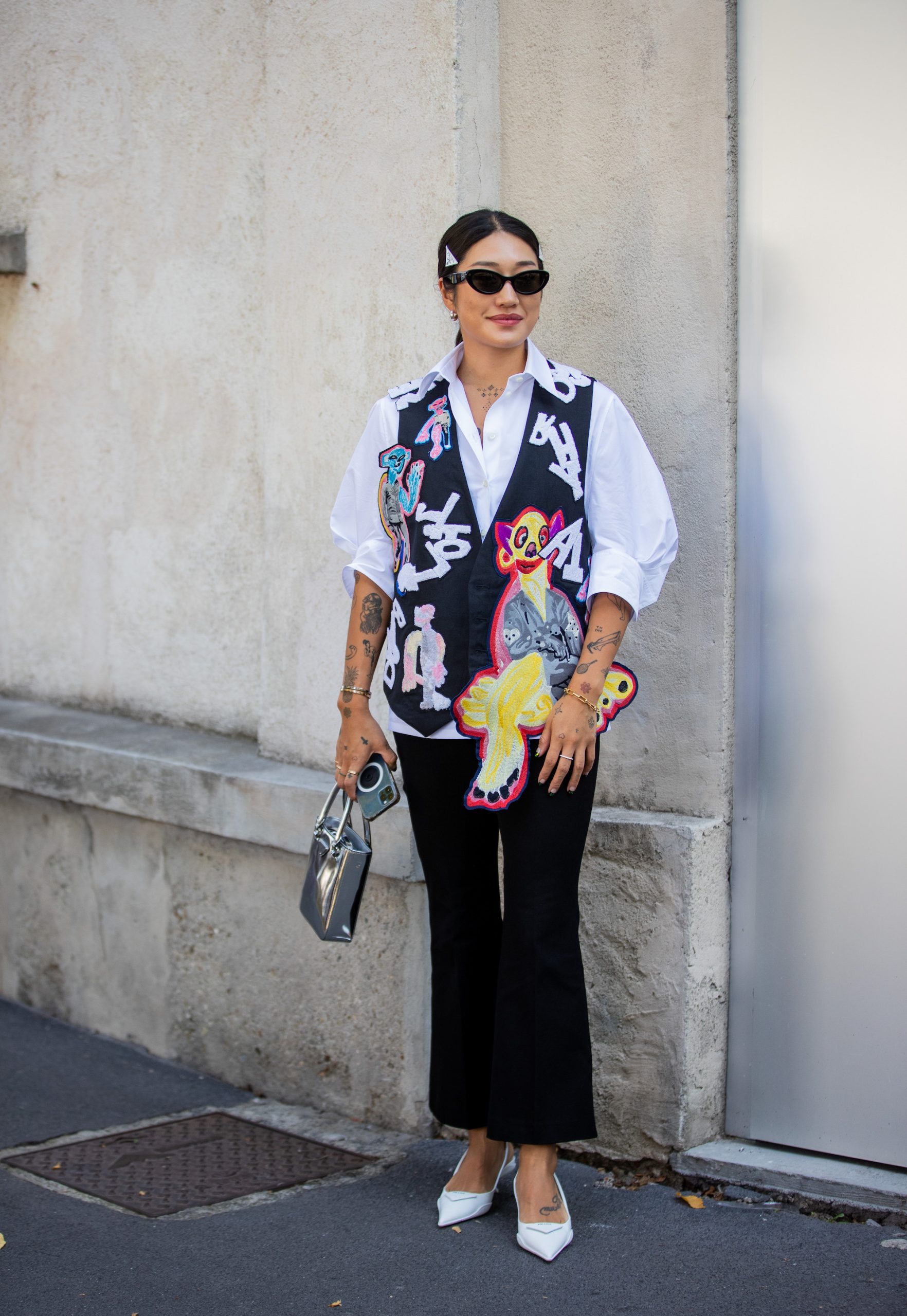 Peggy Gou in een look van Prada is een van haar beste streetstylelooks