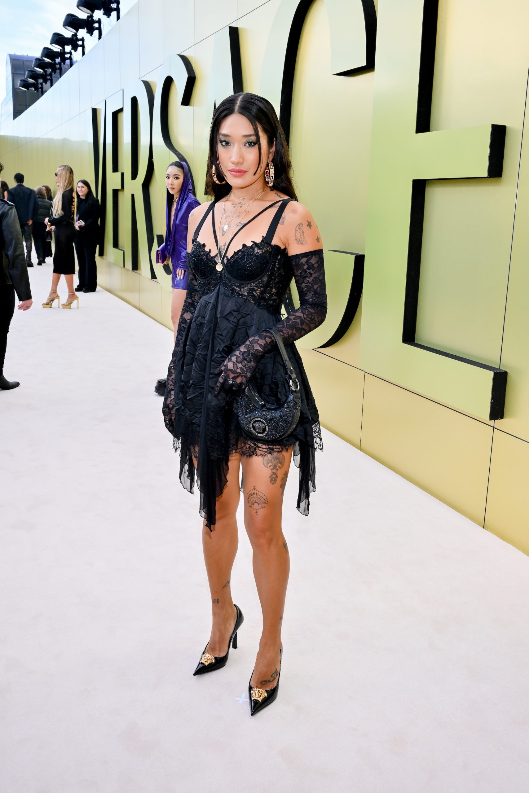 De Koreaanse dj bij de herfst/winter 2023-show van Versace