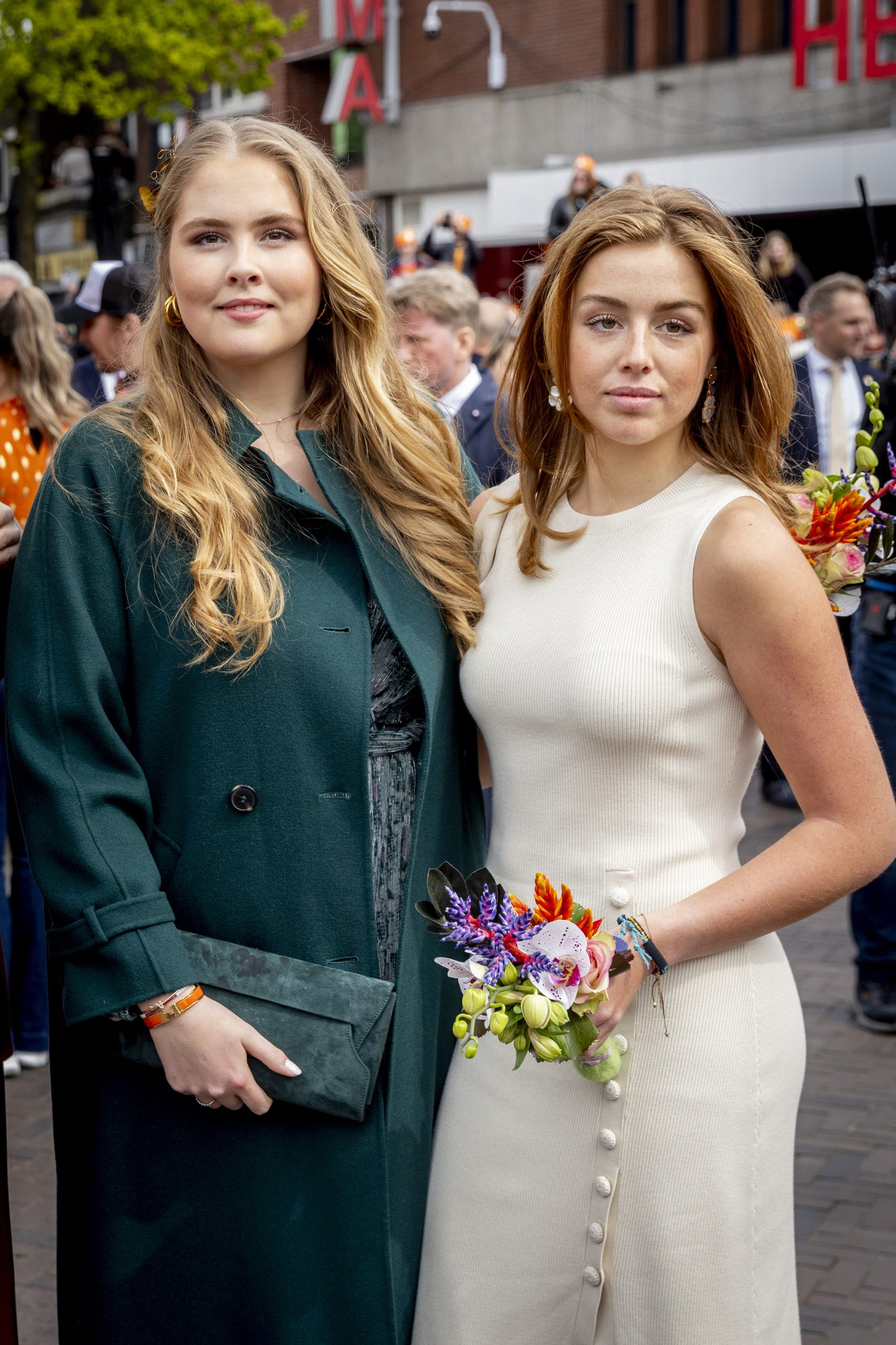 Prinsessen Amalia en Alexia gekleed in hun favoriete merken op Koningsdag