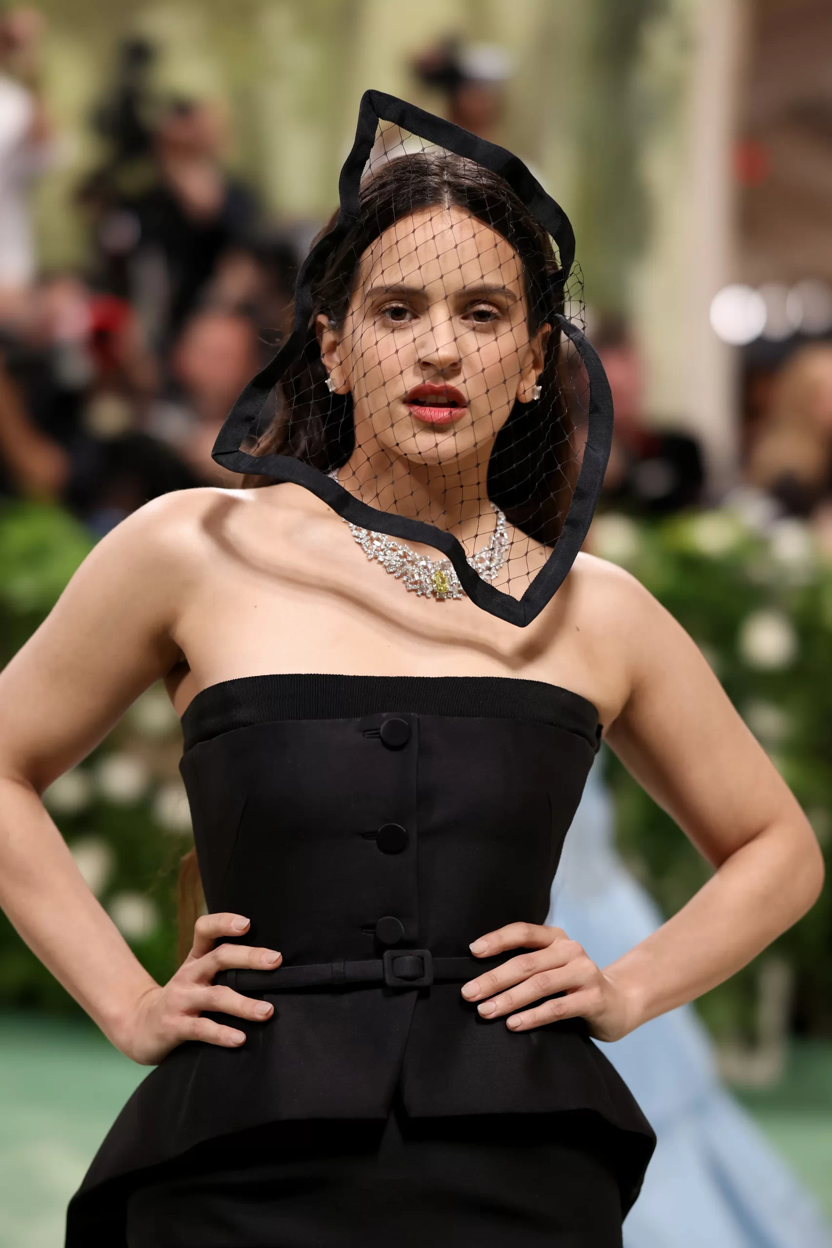 Rosalía met een van de opvallendste hoofddeksels van het Met Gala 2024