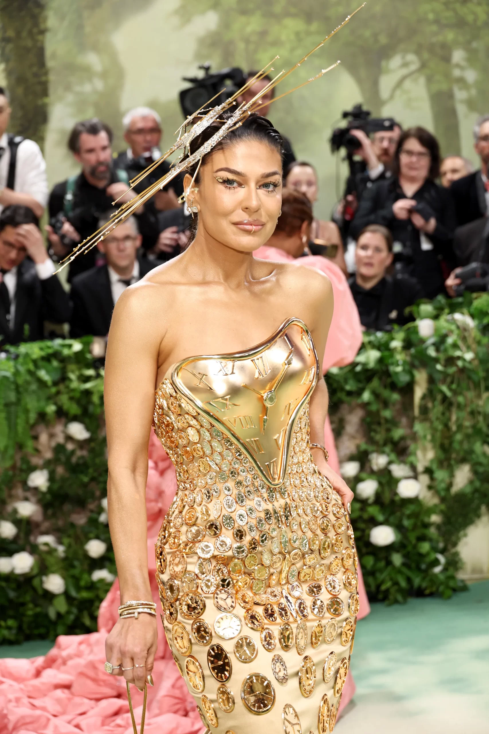 Sabrina Harrison met een van de opvallendste hoofddeksels van het Met Gala 2024