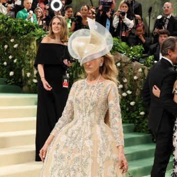 dit-is-het-verhaal-achter-sarah-jessica-parkers-vogelkooi-jurk-voor-het-met-gala-2024-296505