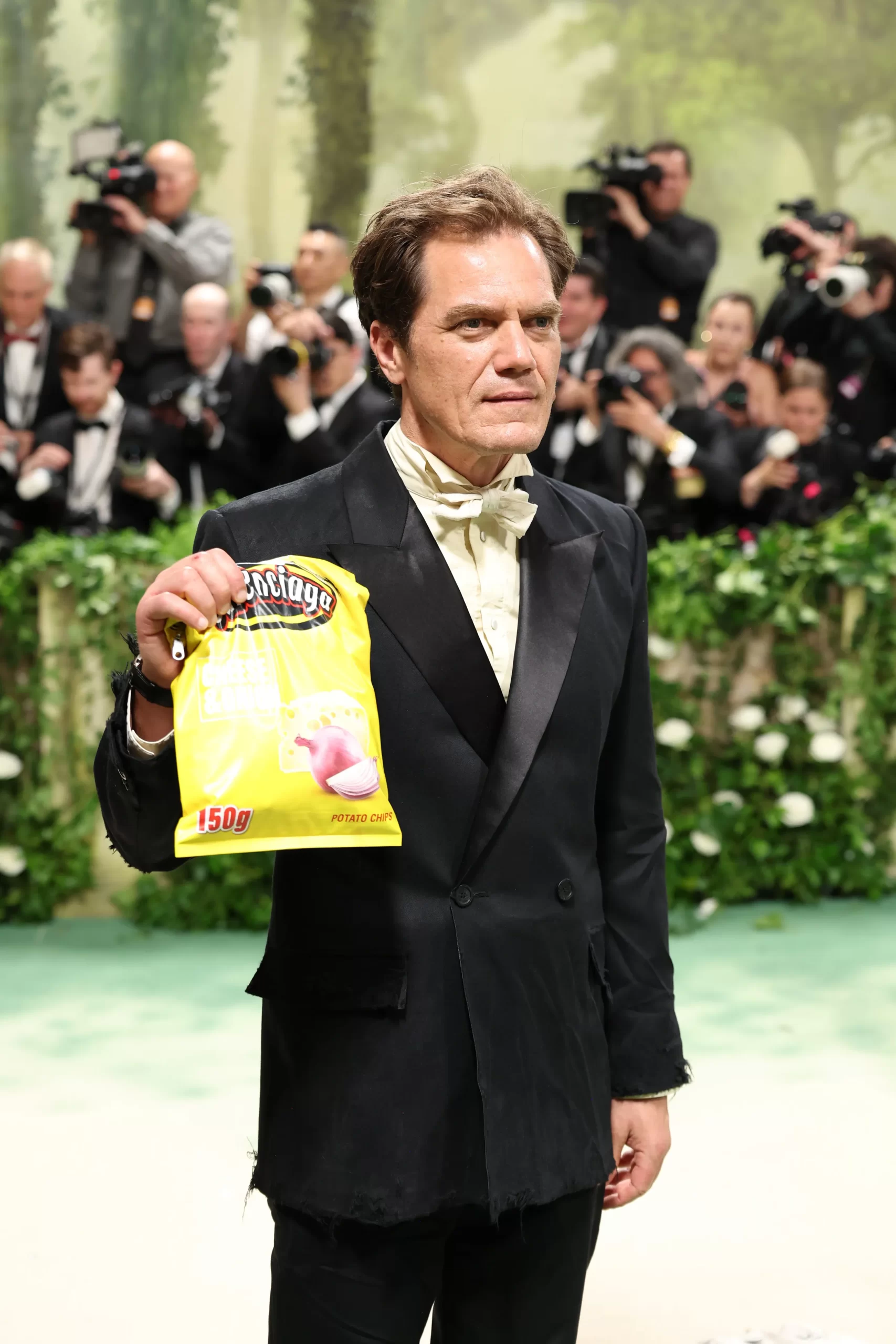 Michael Shannon draagt een bijzondere tas naar het Met Gala 2024