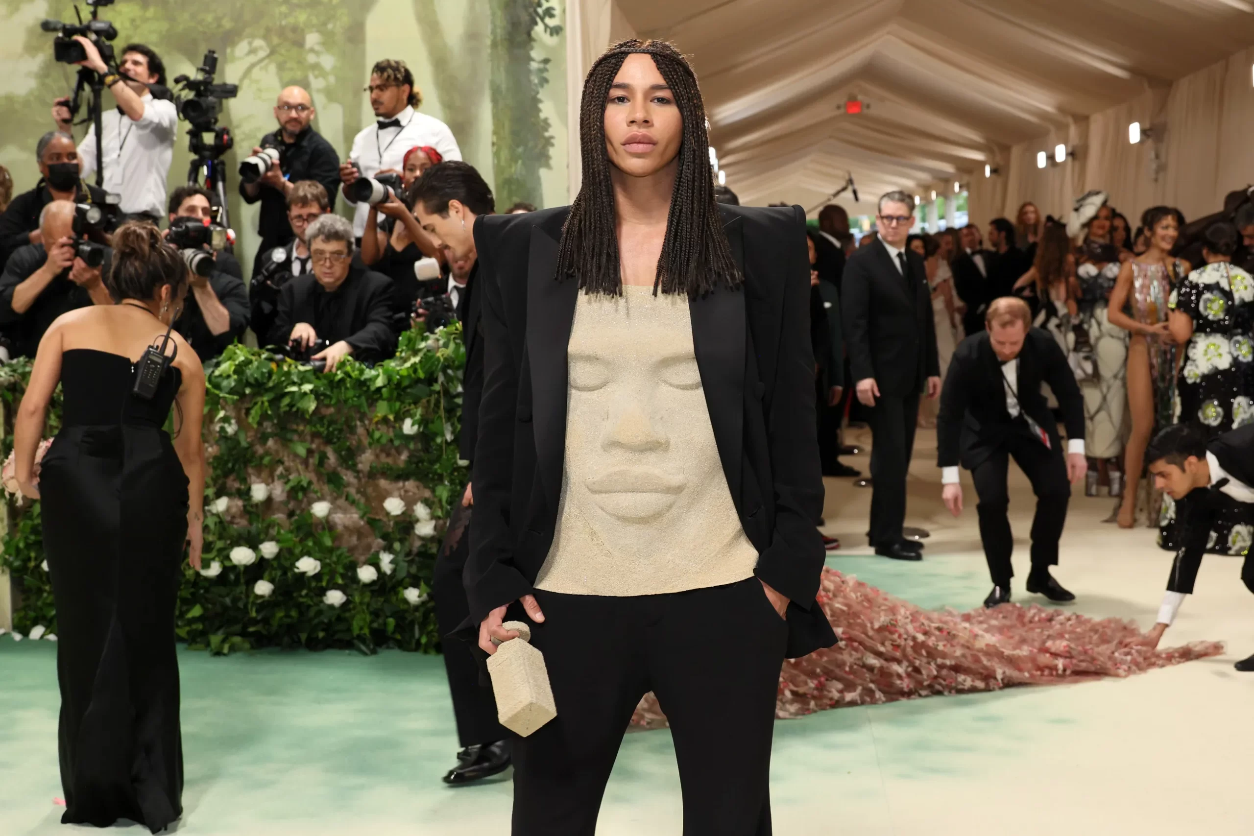 Olivier Rousteing draagt een bijzondere tas naar het Met Gala 2024