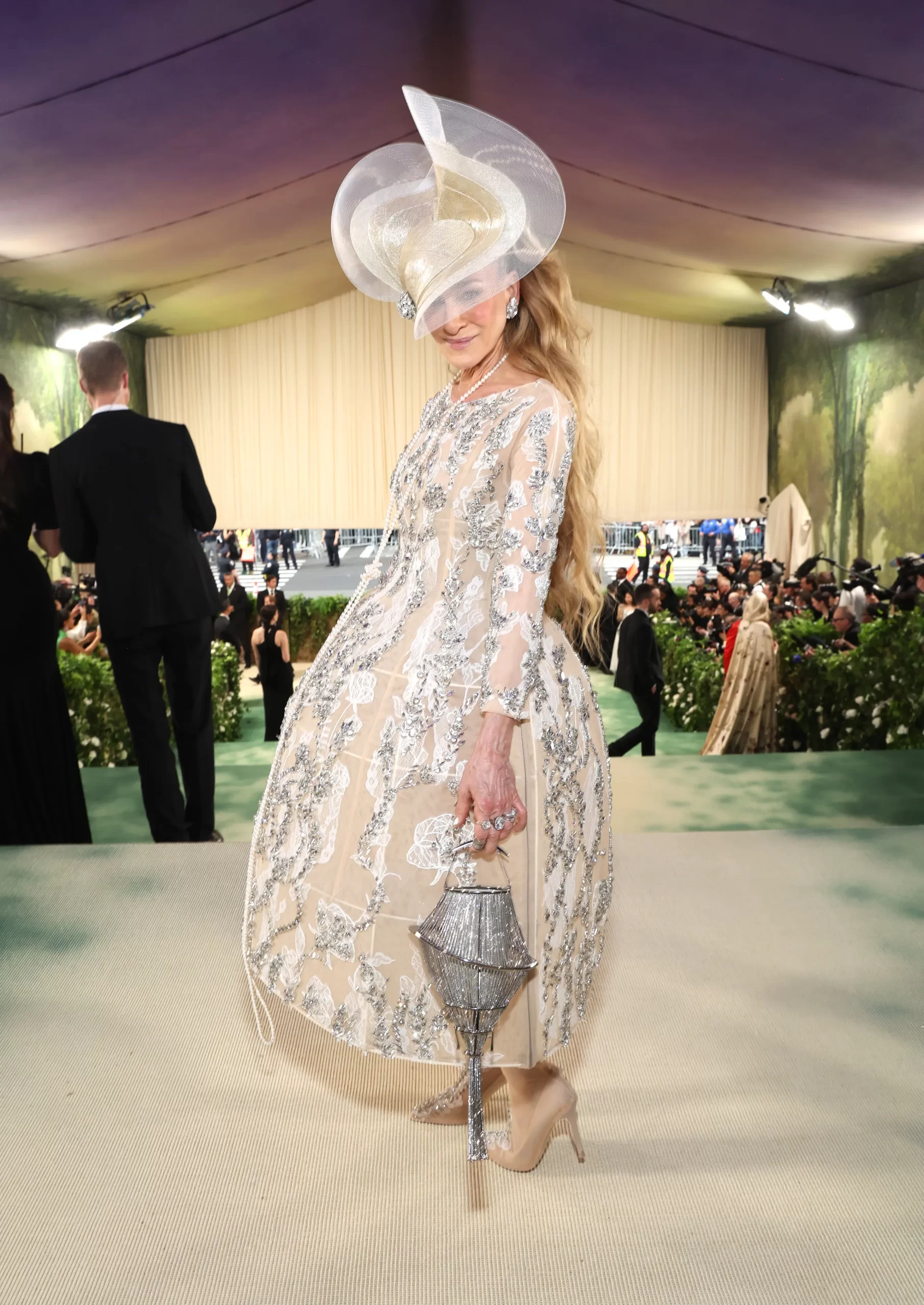 Sarah Jessica Parker draagt een bijzondere tas naar het Met Gala 2024