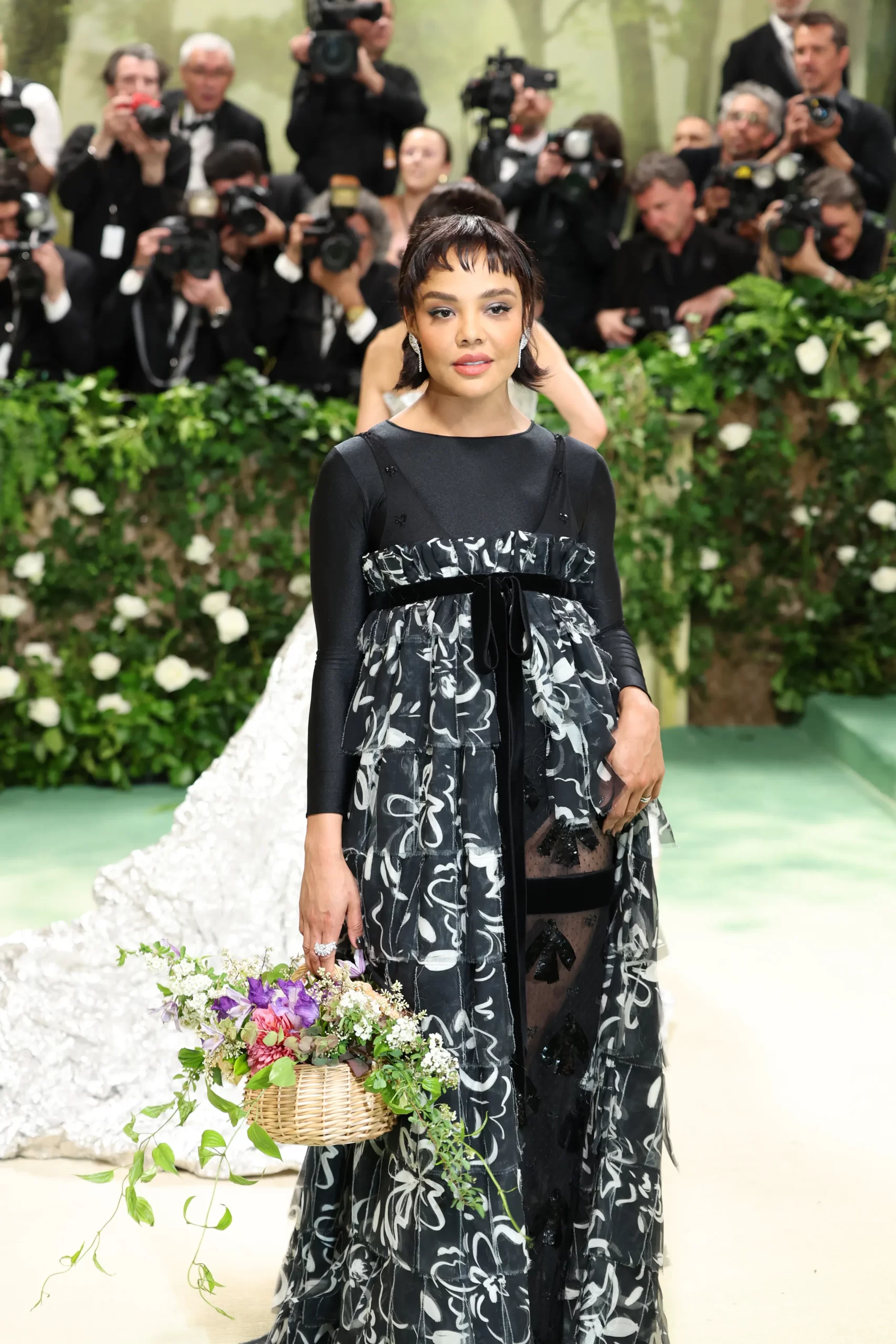 Tessa Thompson draagt een bijzondere tas naar het Met Gala 2024