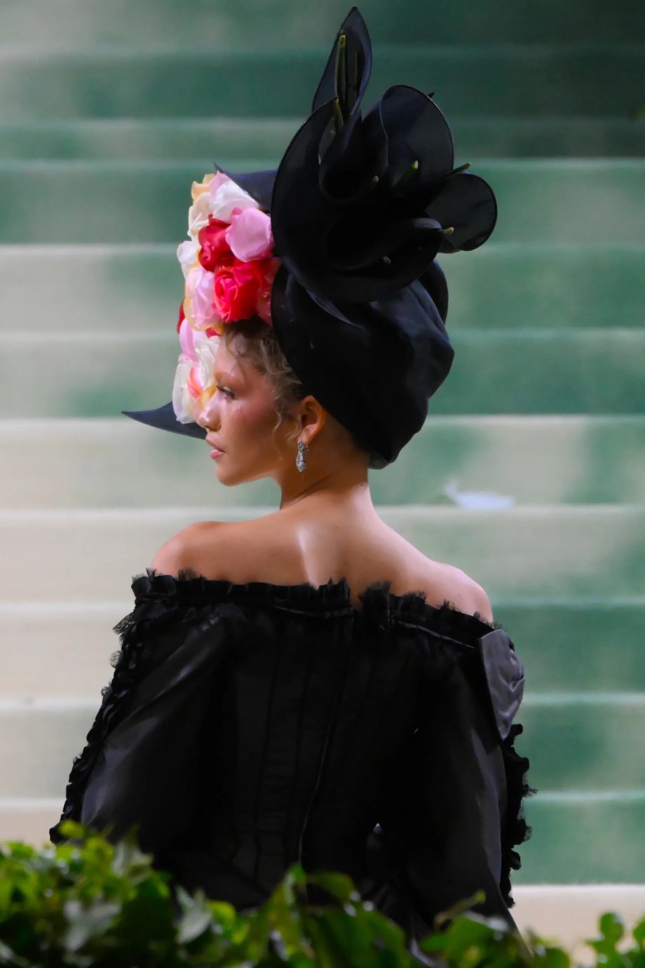 florals-voor-het-met-gala-2024-groundbreaking-dit-zijn-de-beste-bloemenlooks-van-de-avond-296818