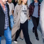 Zendaya in het grijze Loewe I Told Ya T-shirt