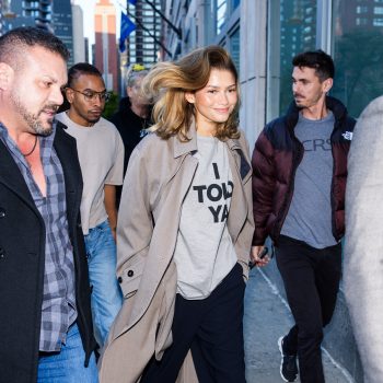 dit-is-het-verrassende-verhaal-achter-het-loewe-i-told-ya-shirt-van-zendaya-dat-nu-ook-te-koop-is-296013